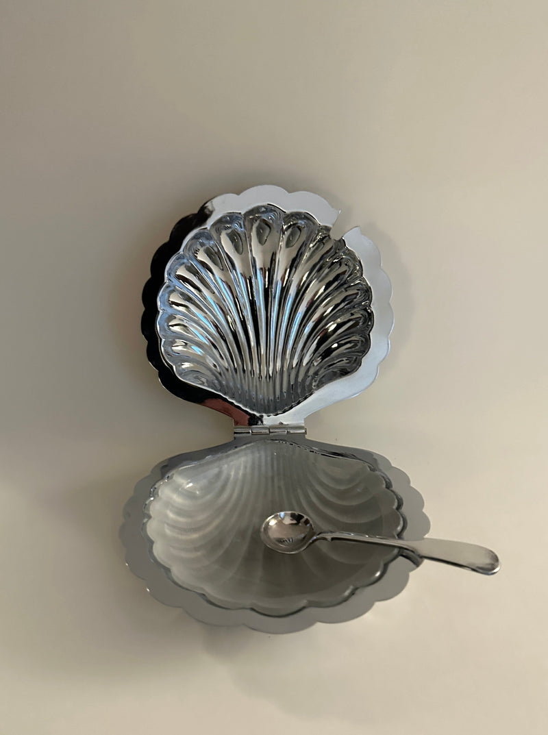 Shell-shaped butter dish made of durable ceramic with a smooth finish