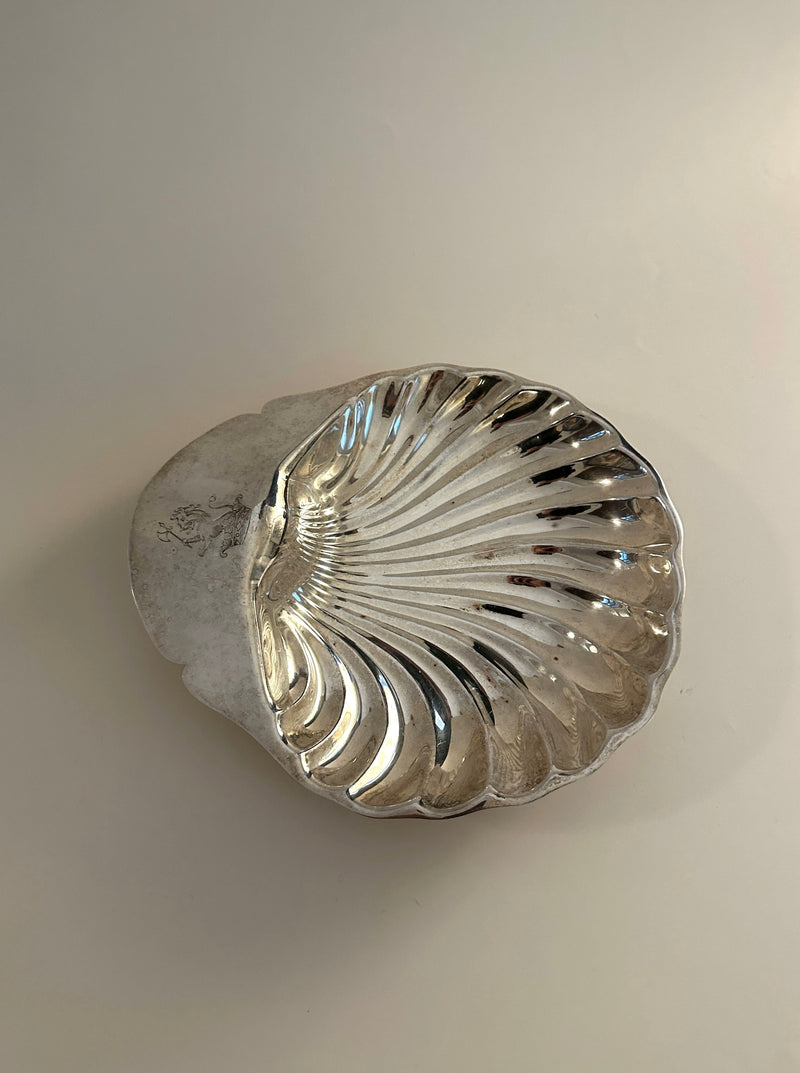 Large shell shaped vide poche made of white ceramic with gold accents