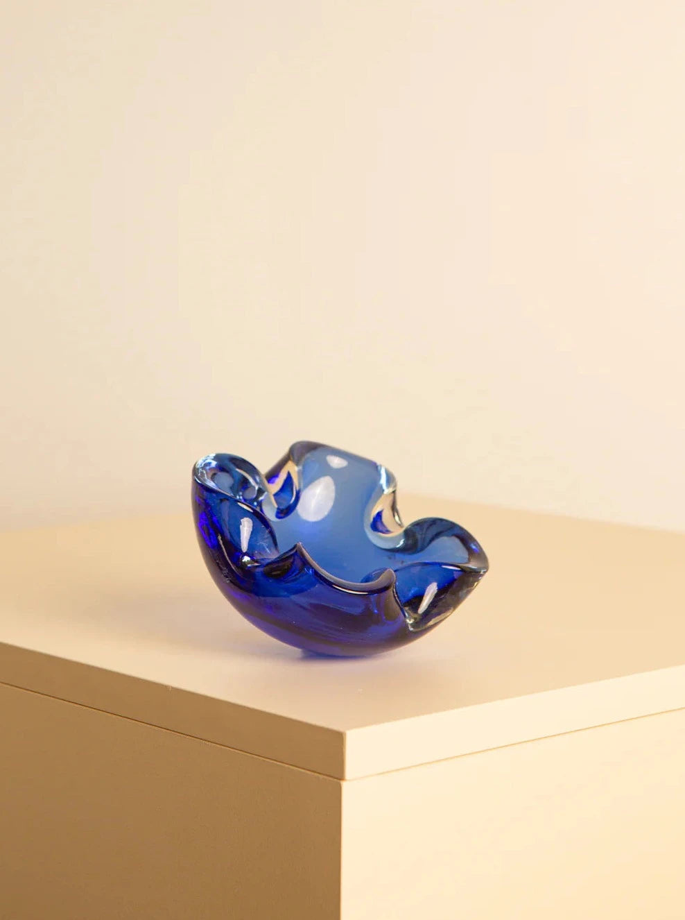 Vintage blue Murano glass vide-poche dish from the 1960s, elegant and stylish home decor