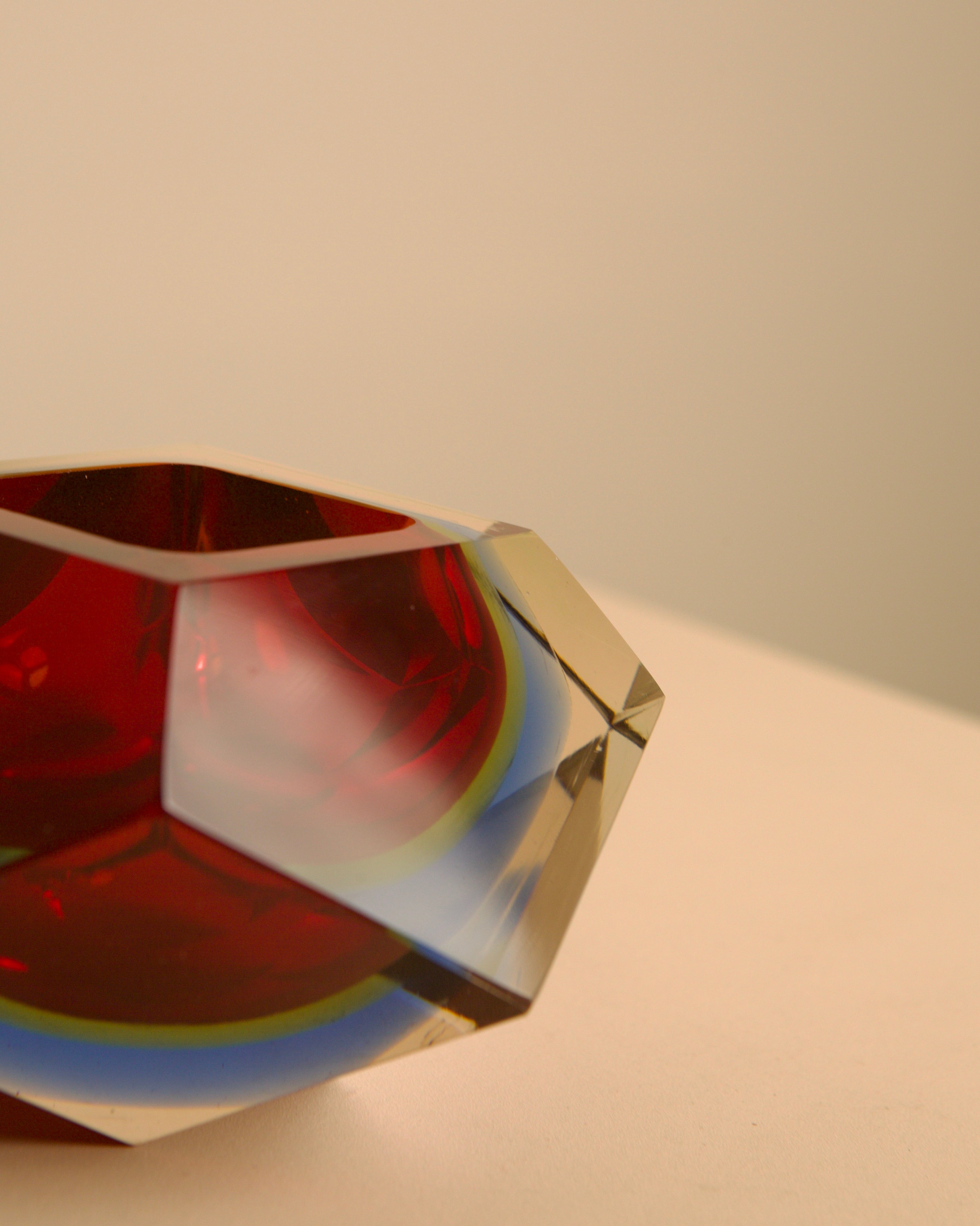 "Diamant" ashtray/vide-poches in red Murano glass by Flavio Poli for Seguso, 80s — lifestyle setting