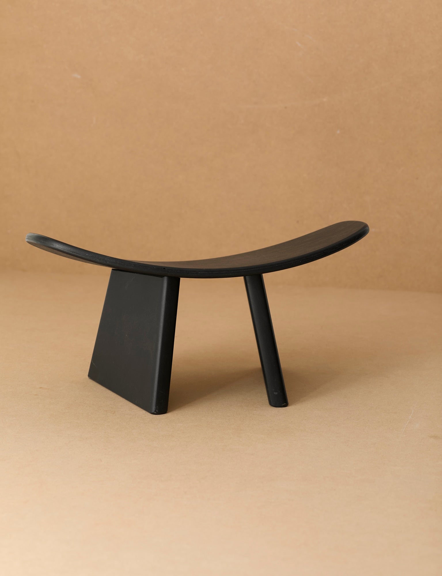 Alain Gaubert meditation stool in black solid beech, France c. 1980 — detail view