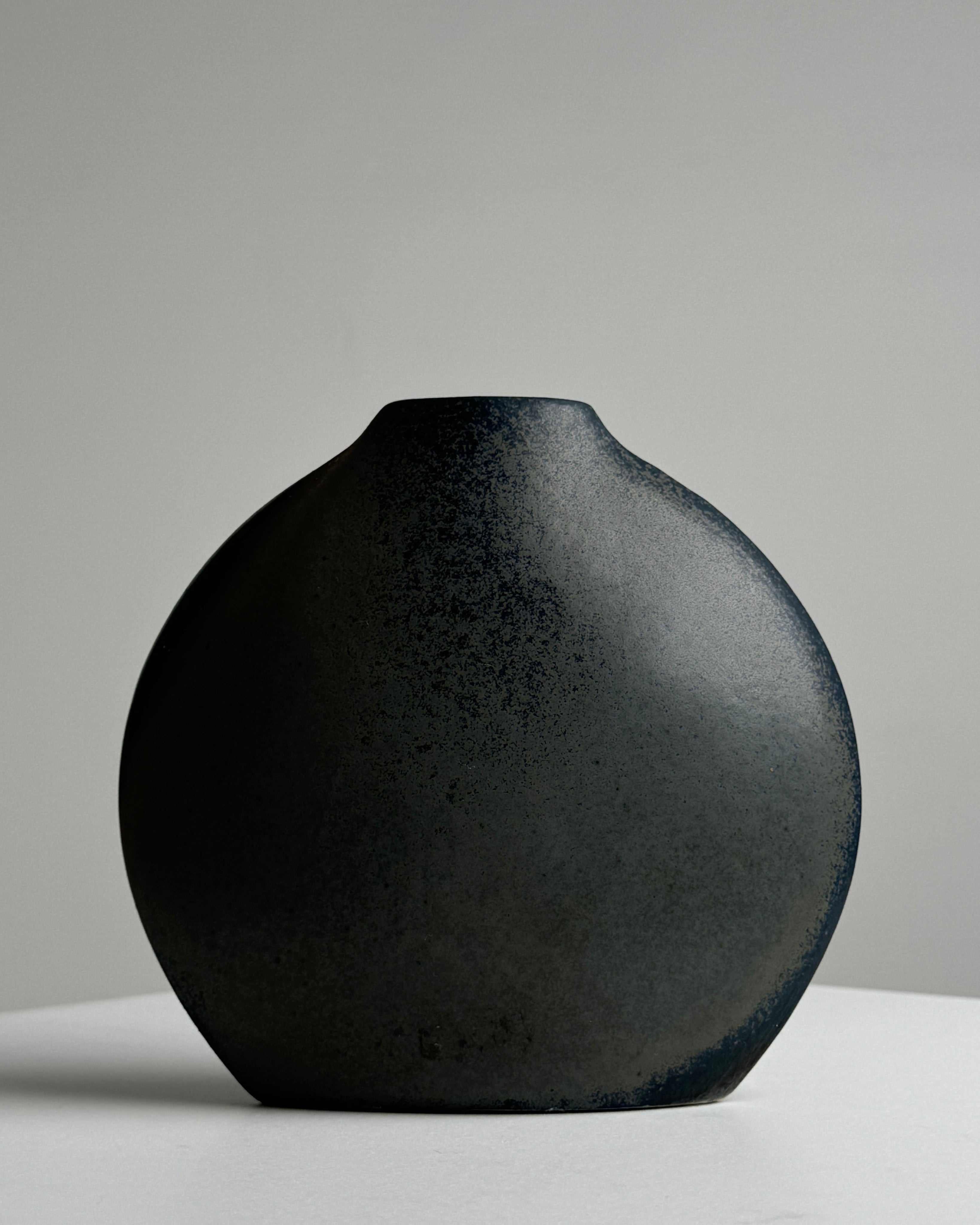 Porcelain vase by Benoît Montreau by Figuresdesign | The Oblist