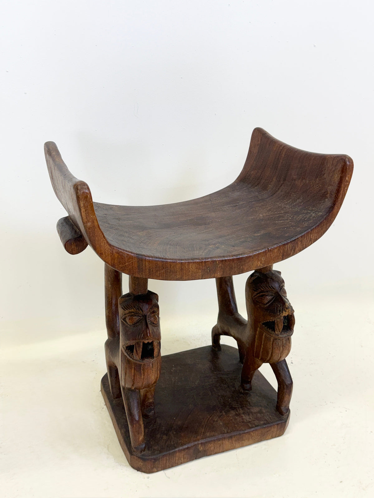 Fon Royal Throne in Carved Wood – Benin, 20th Century — additional view
