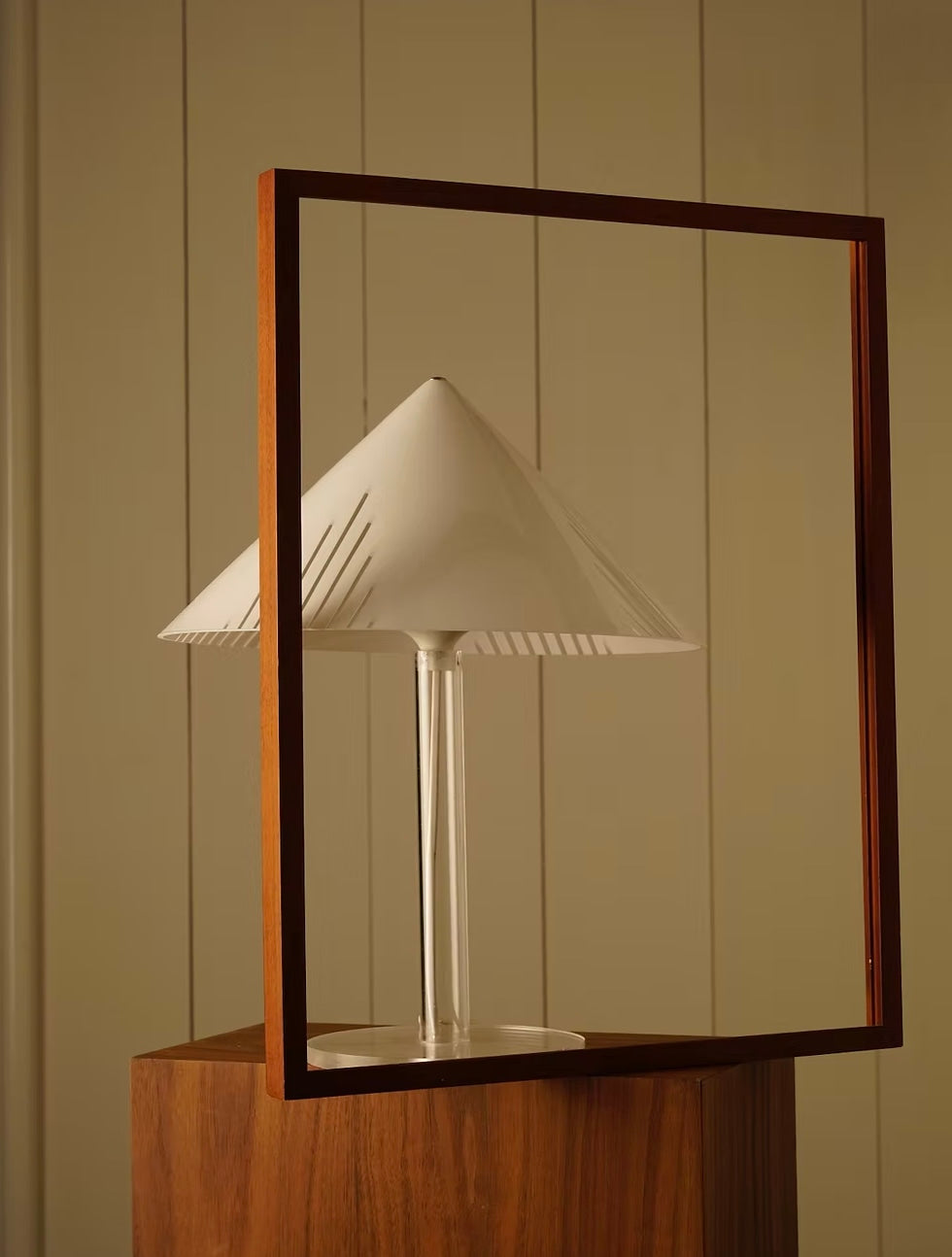 Cono plexiglass table lamp — detail view