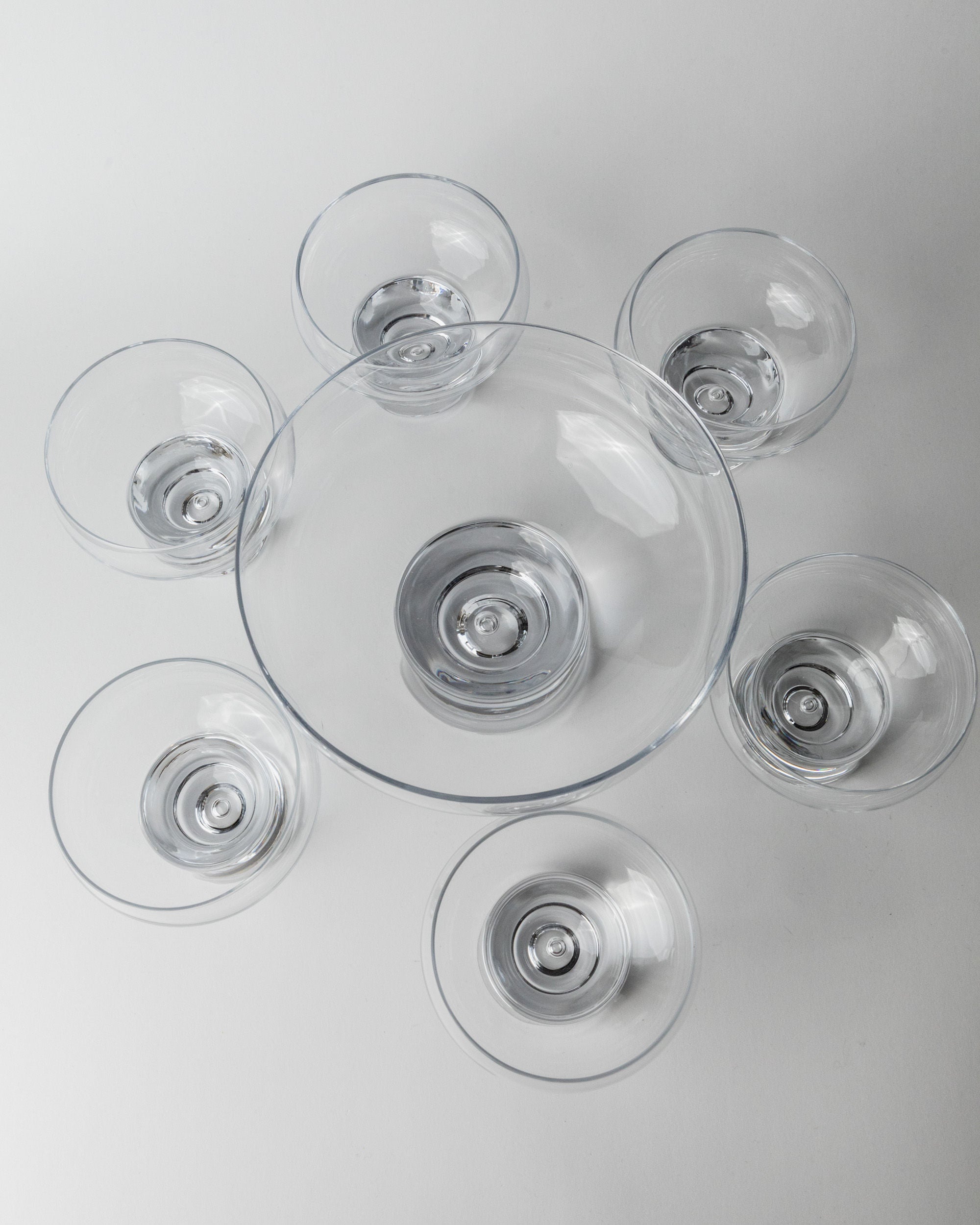 Set of 6 Glasses and 1 Bowl by Vicke Lindstrand, Italy 1960s — top view on white background