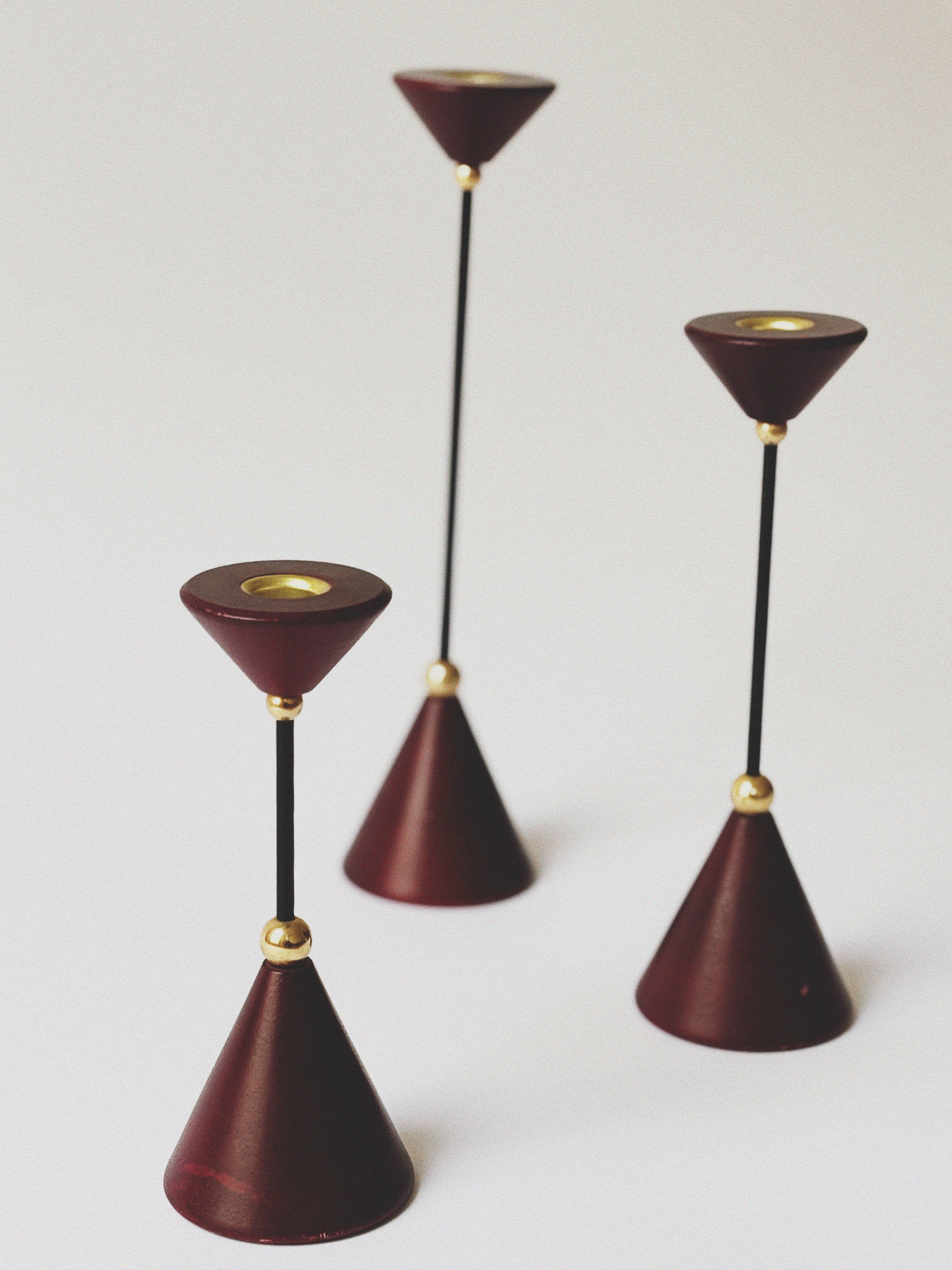 Ensemble de bougeoirs postmodernes en bois et métal