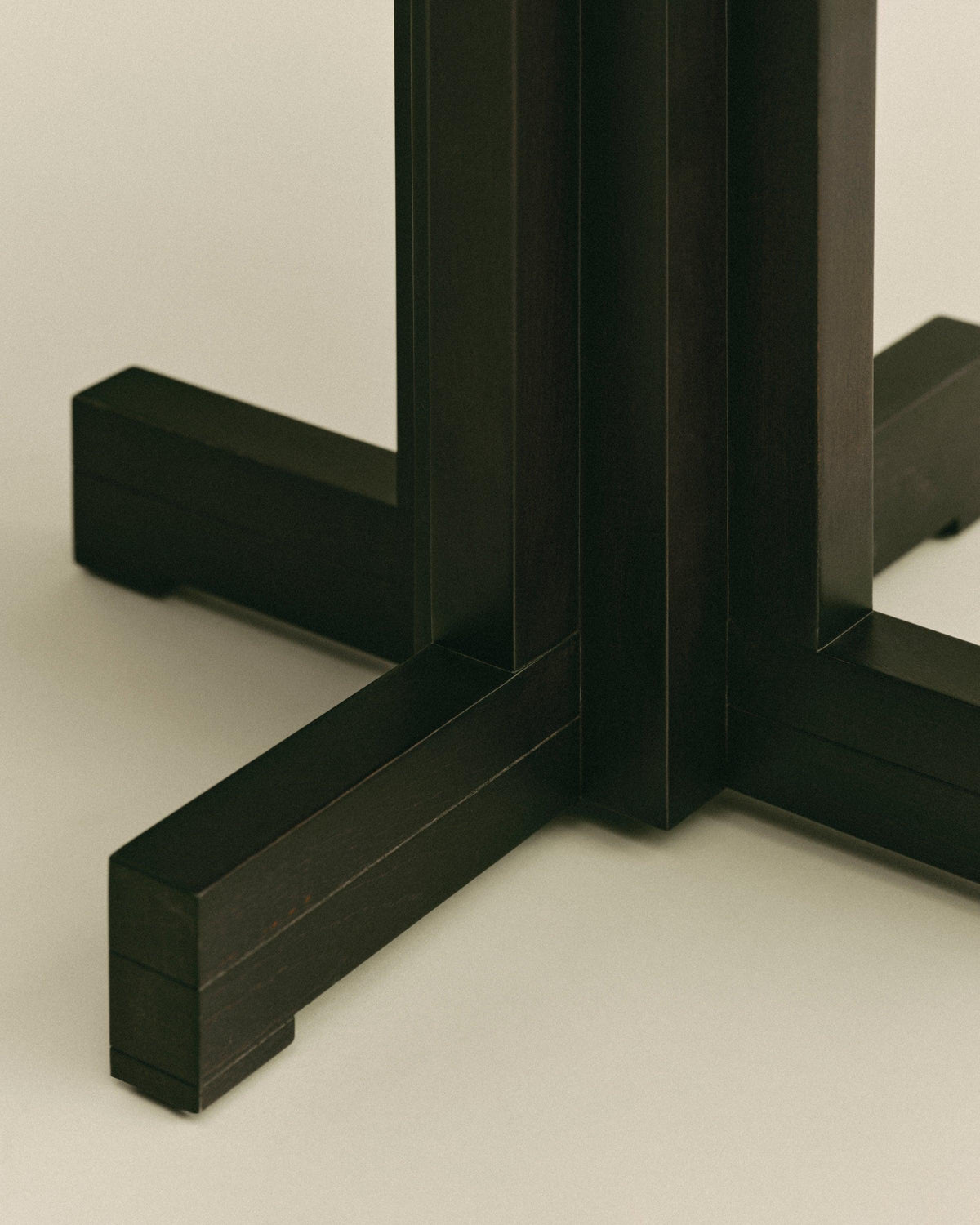 FRANKIE TABLE — close-up