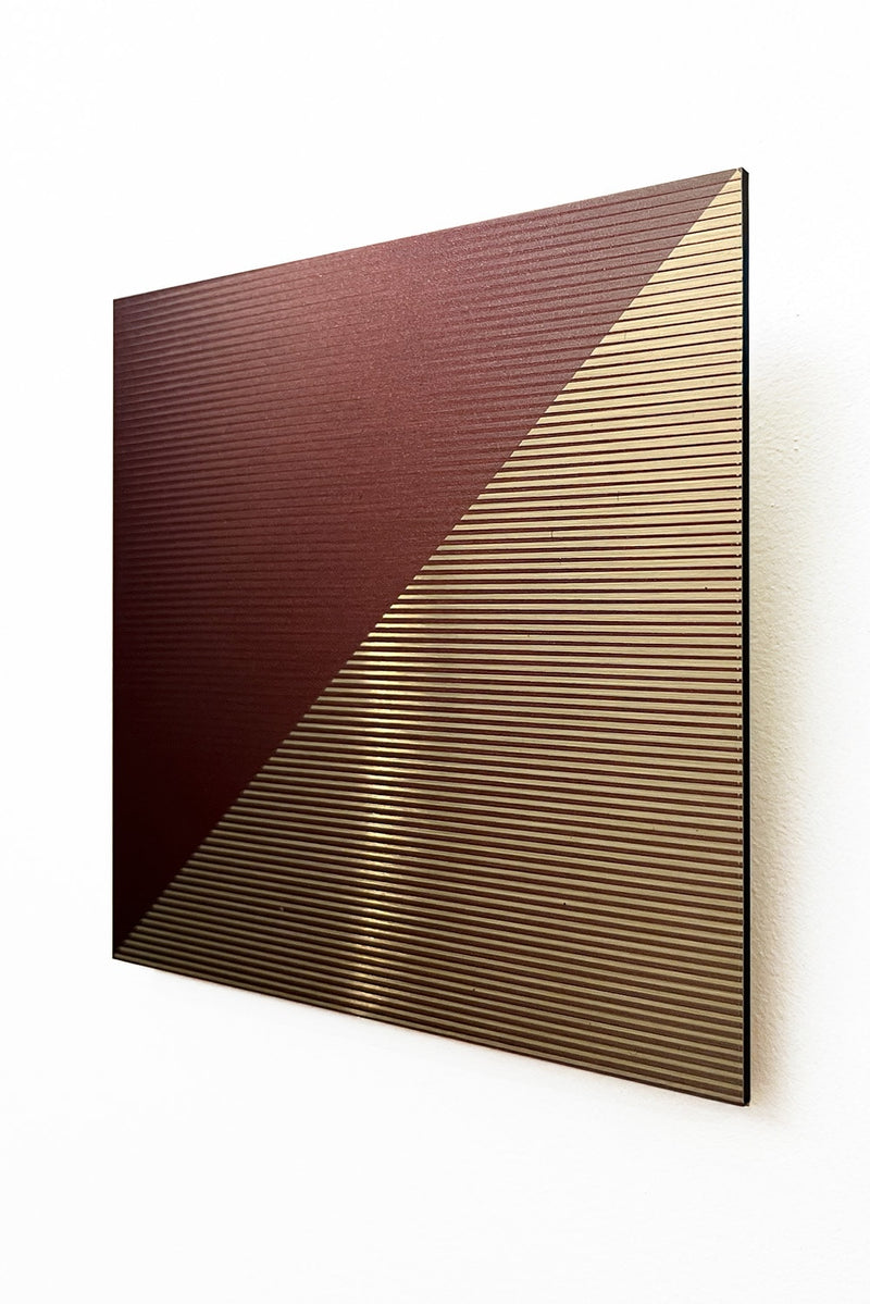Minimalism Sculpture in Aluminium - OSMOSE 24,3 — close-up of textured surface with maroon and gold tones