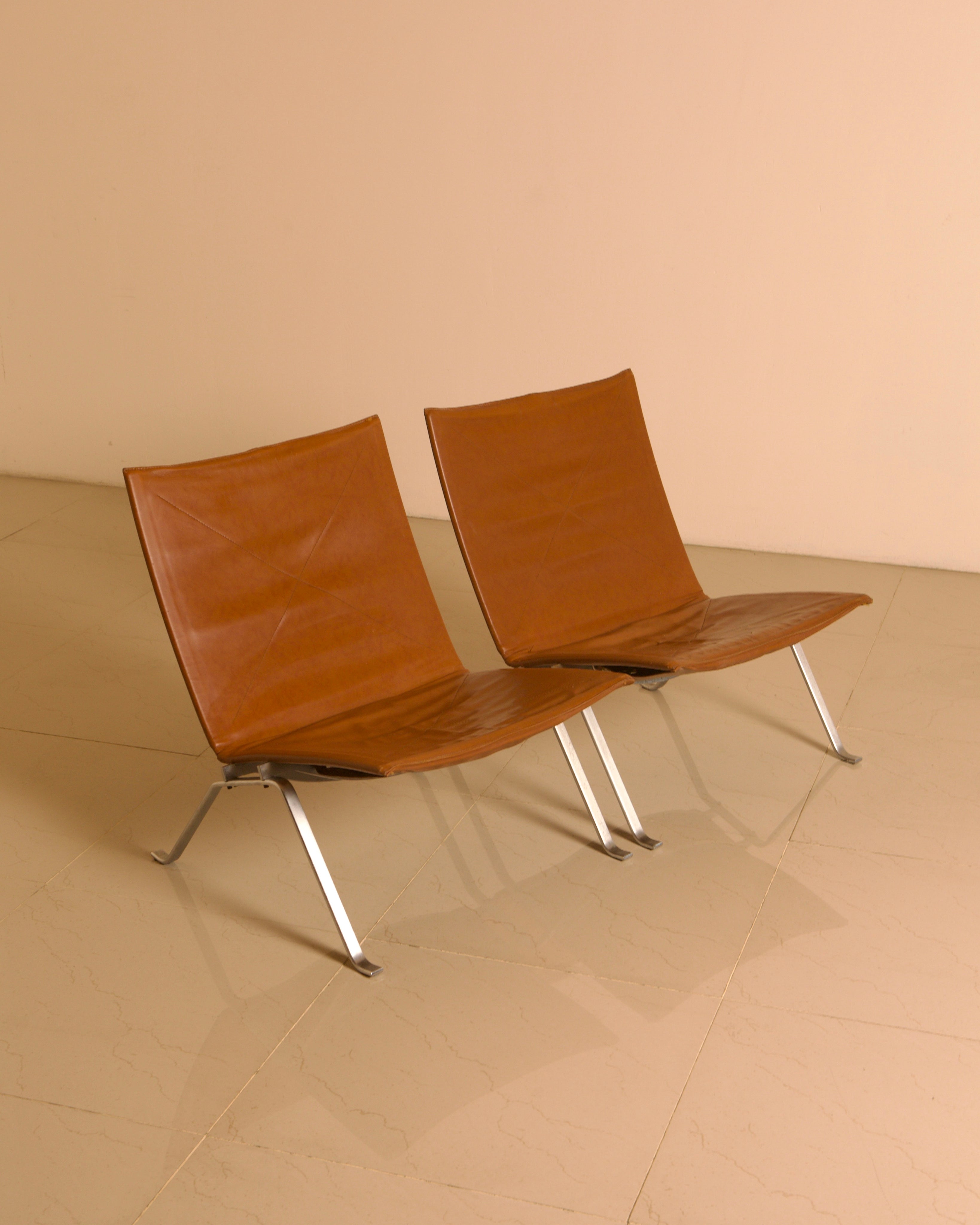 PK22 Cognac Leather Lounge Chair Pair by Poul Kjærholm, E. Kold Christensen, 1960s — detail view