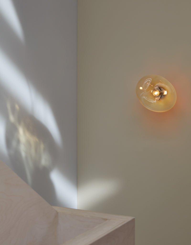 AIRISI wall lamp - size S (L: 27cm-30cm) — close-up of amber glass on wall