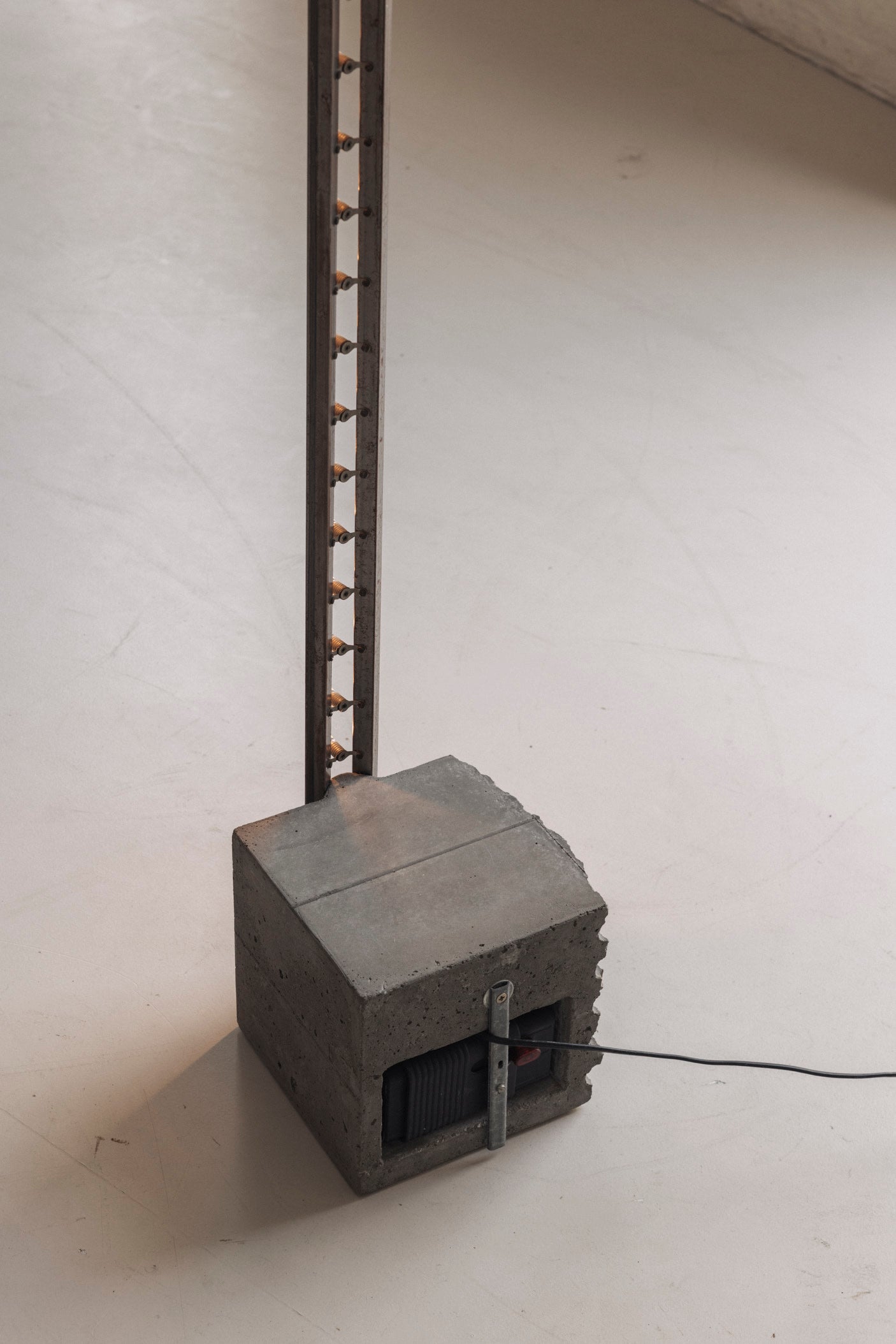 Sculptural Brutalist Floor Lamp in Concrete and Steel, 1980s — view 10