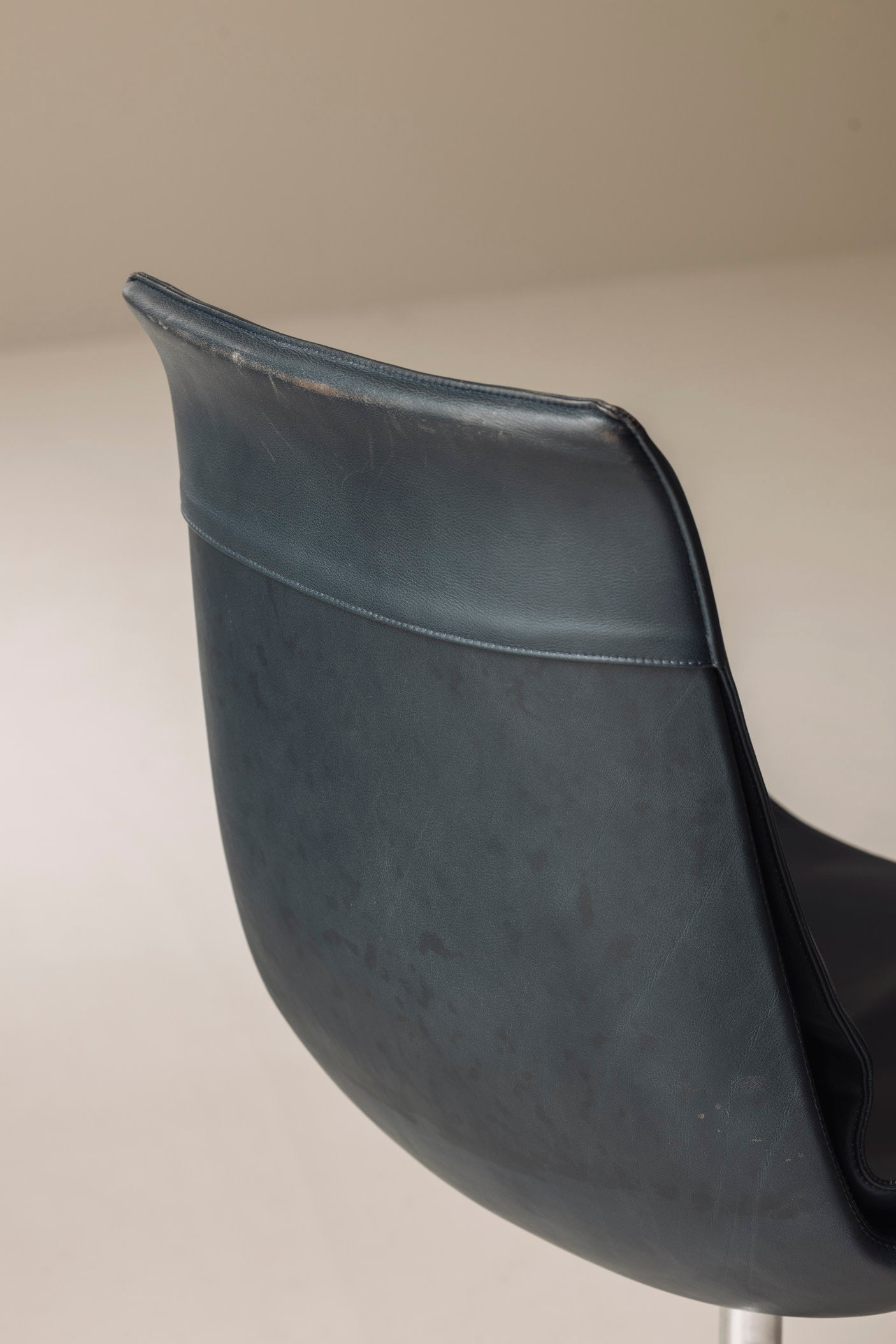 Set of two Bird Low Tulip Chairs by Fabricius & Kastholm, 1960s — close-up