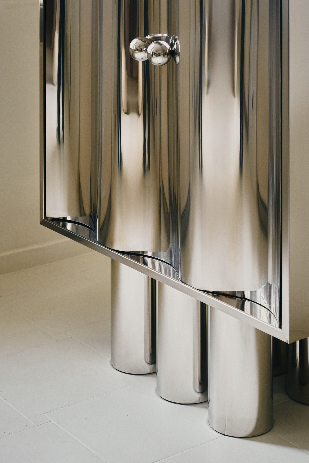 MOTION COMMODE NO2 — detail view