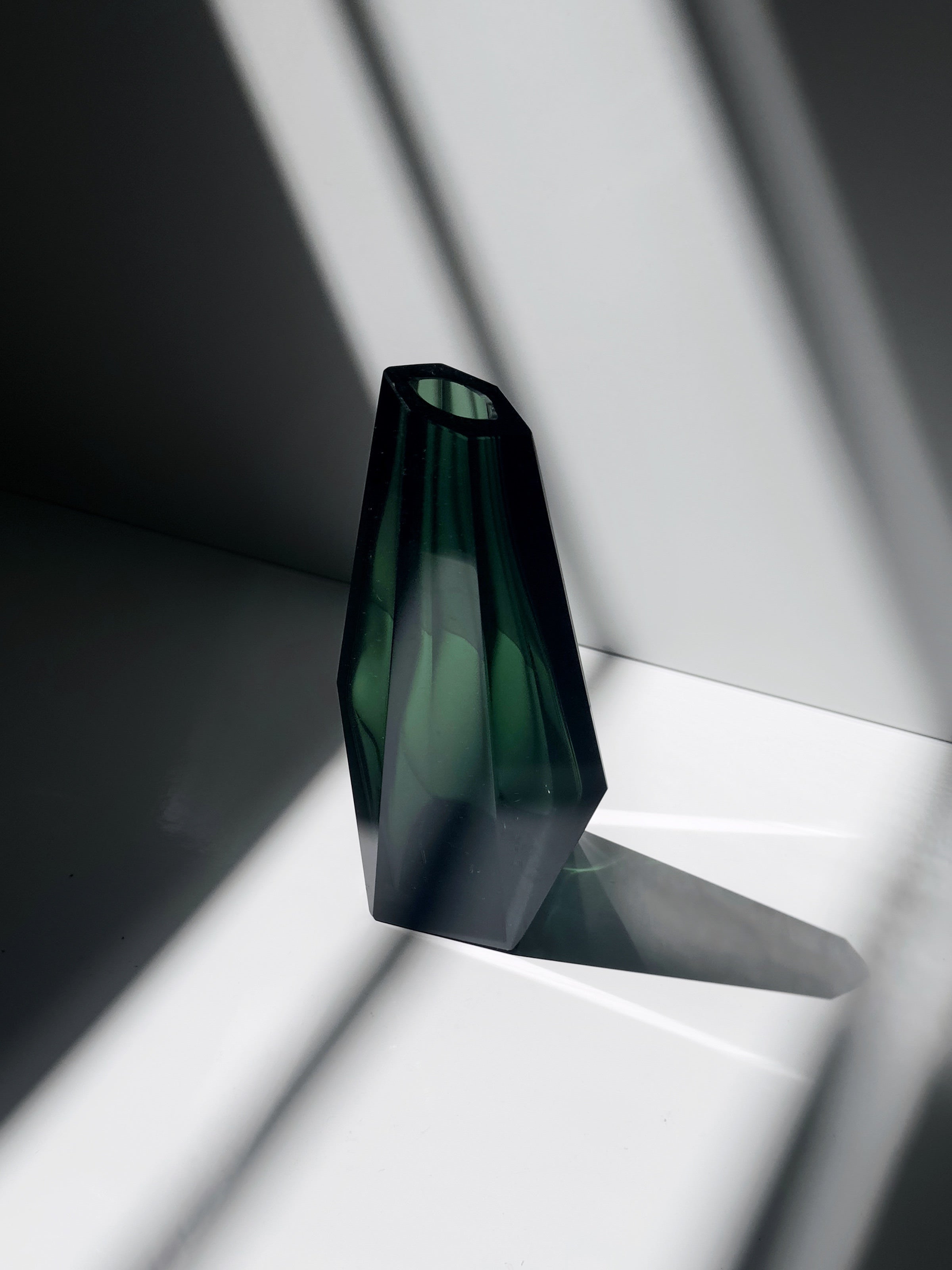 Emerald color vase - French Art deco 1940s — side angle