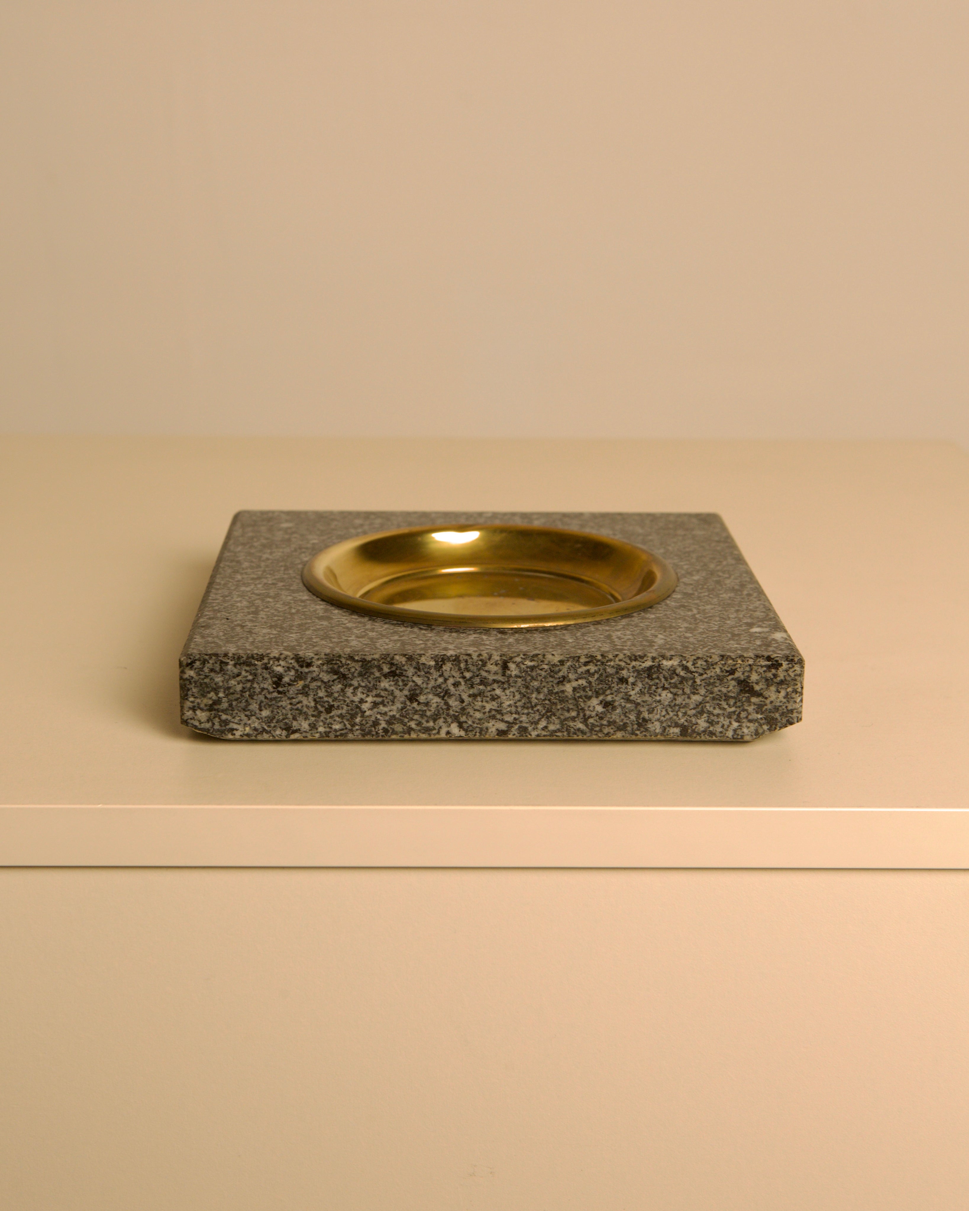 Italian granite and brass vide-poche, 1960s  — detail view
