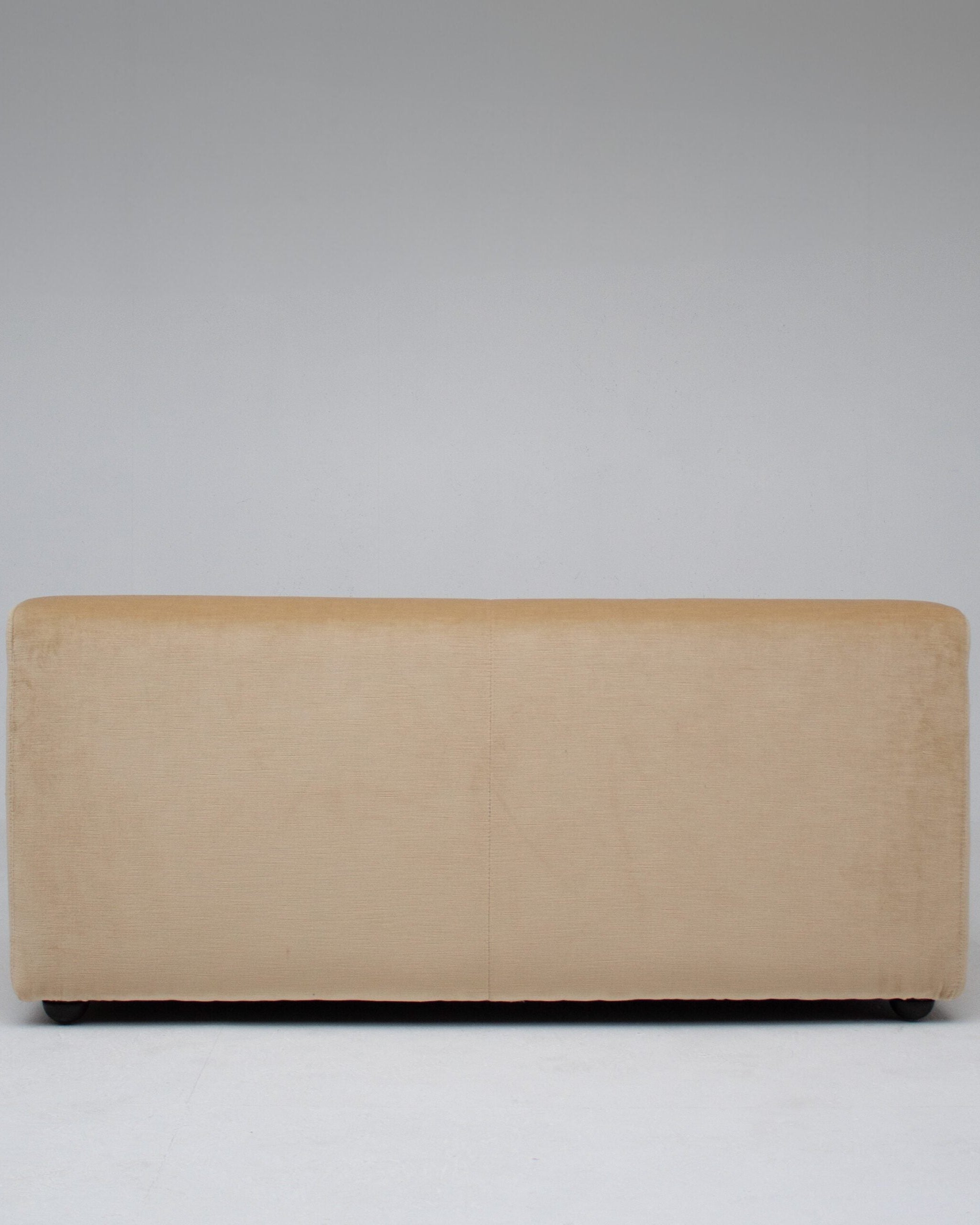 Canapé par Gigi Radice en velours beige