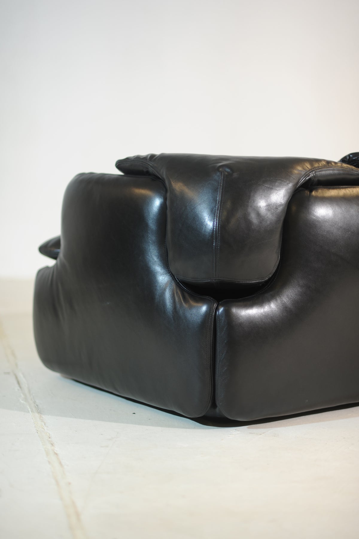 Alberto Rosselli for Saporiti Bold Sculptural “Confidential” Sofa, Italy 1970 — in context