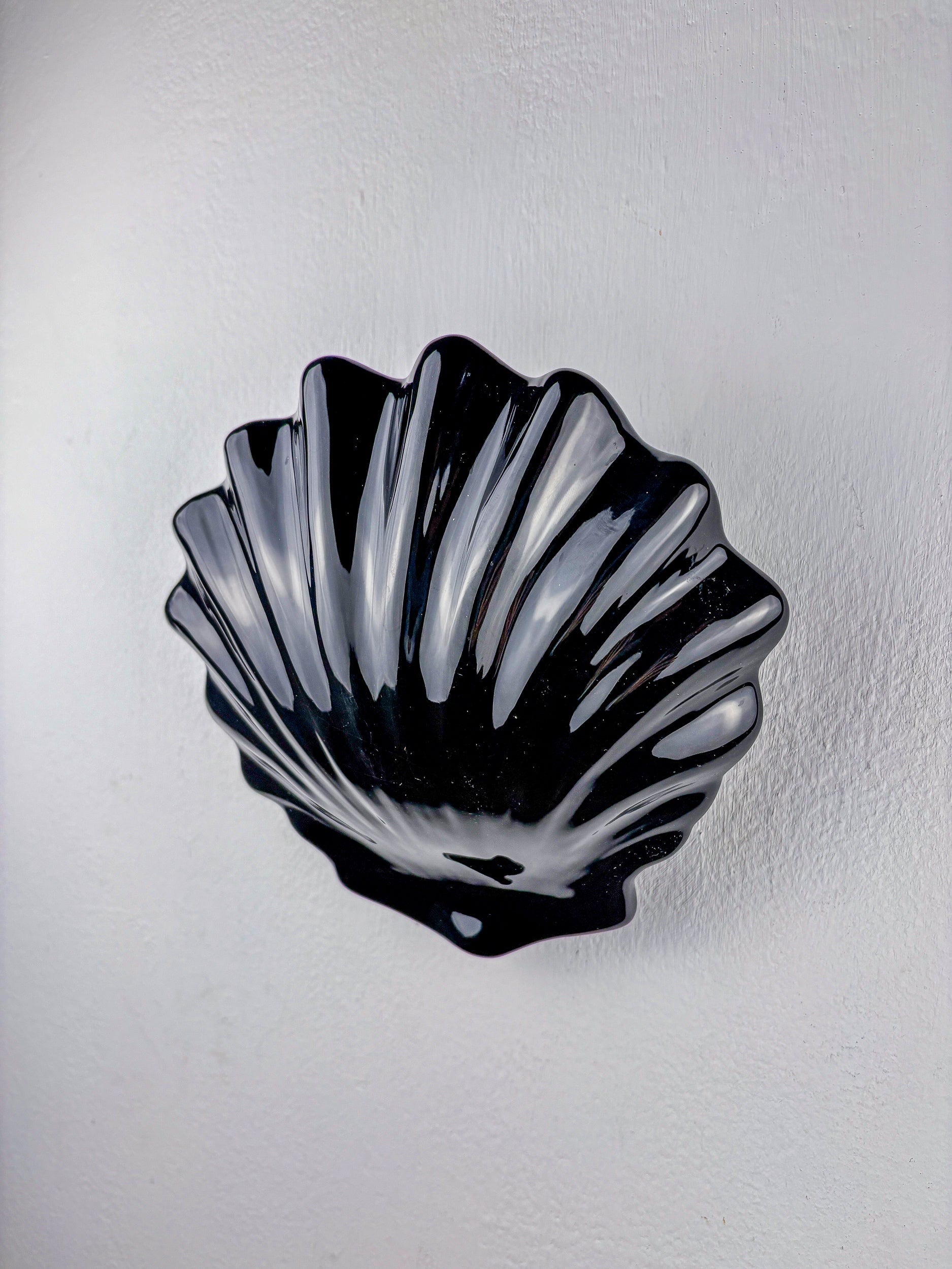 Italian shell-shaped wall sconce, black ceramic, 1970's — detail view