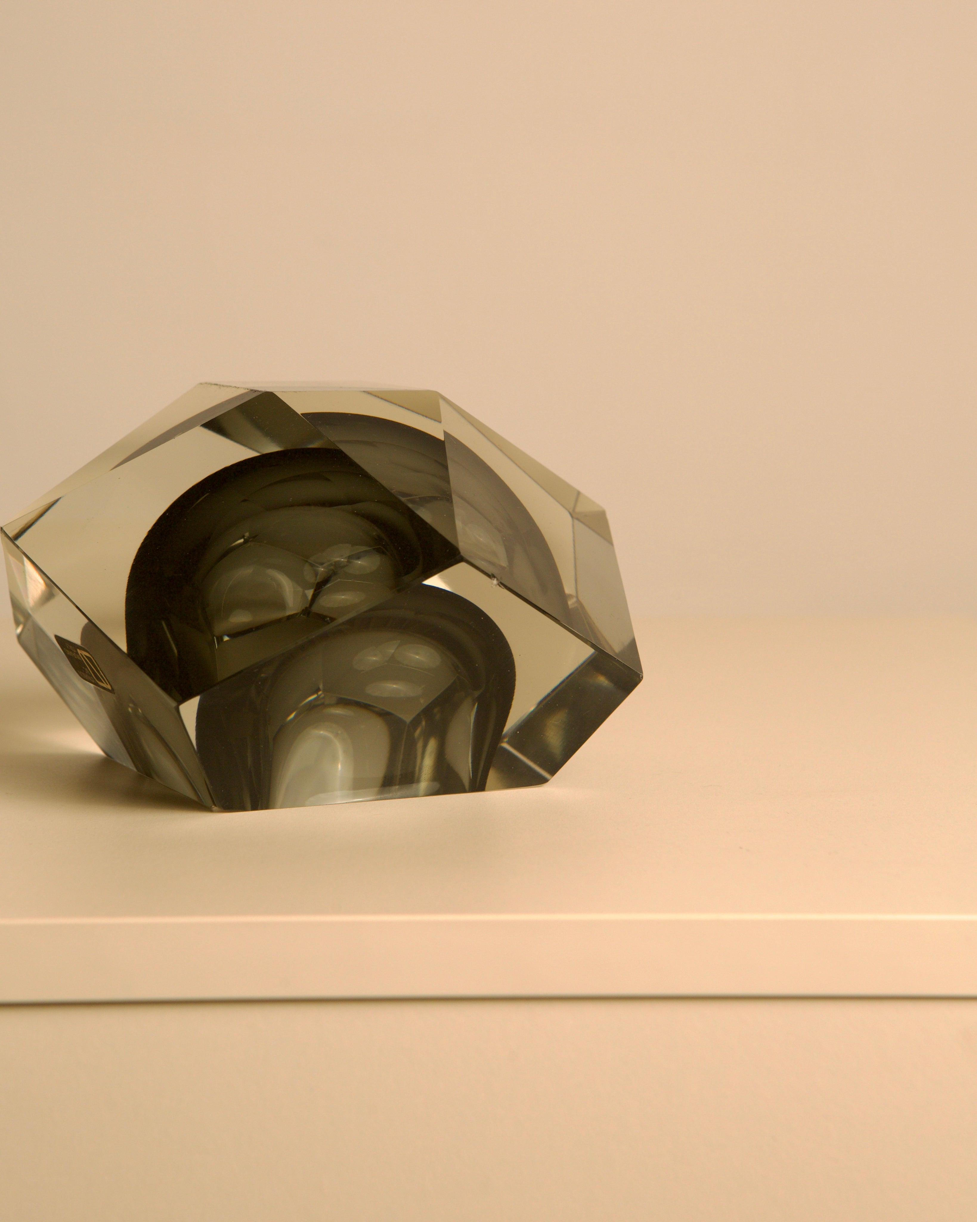 Large black "Diamond" Murano glass ashtray by Flavio Poli for Seguso 80's — close-up