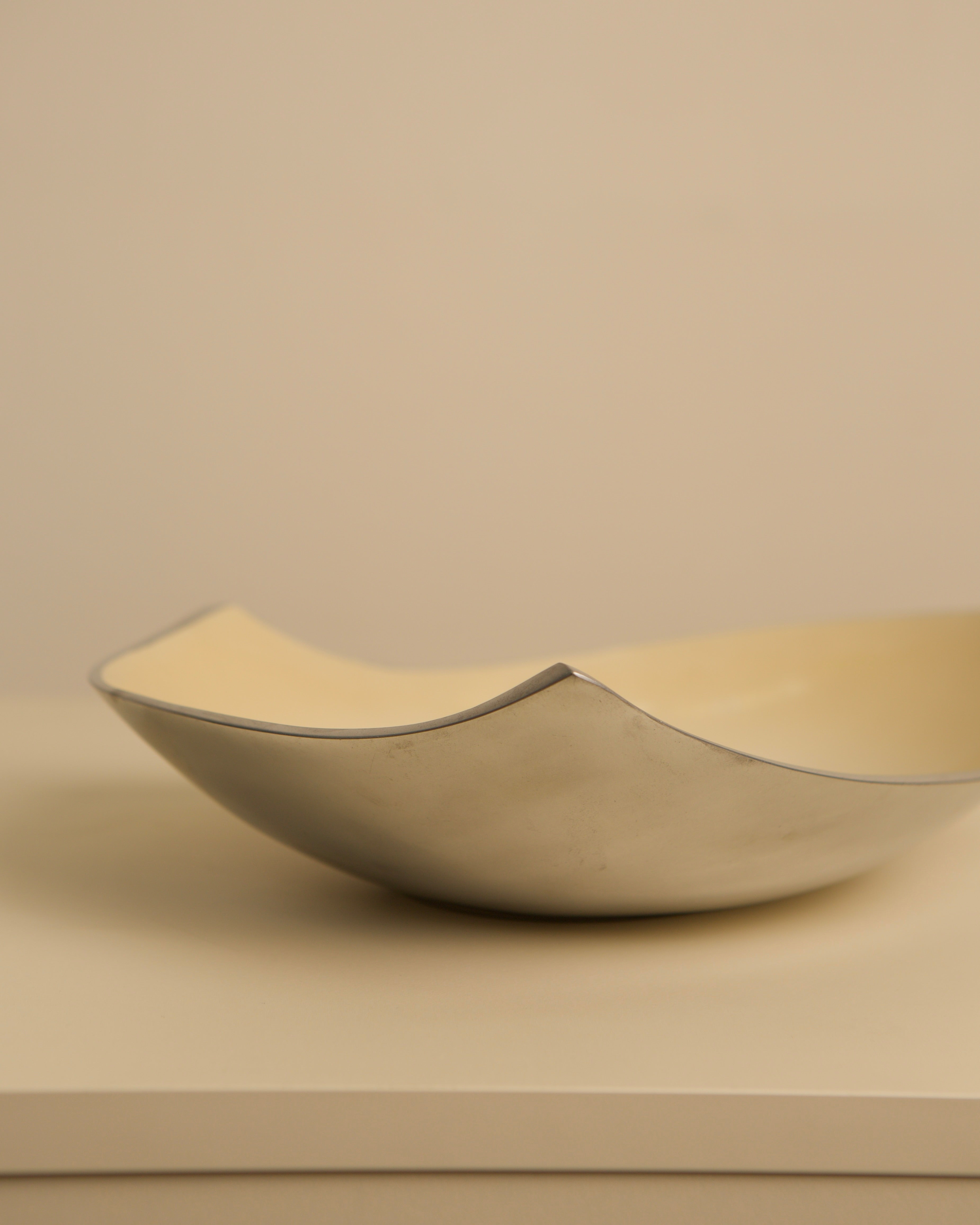 Large aluminum Galassia vide-poche bowl curved modern design