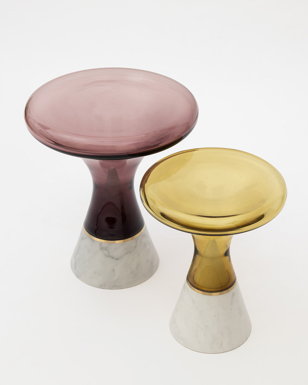 SkLO Join Table Small - Olivin Glass, Brushed Brass, Carrara Marble — detail view