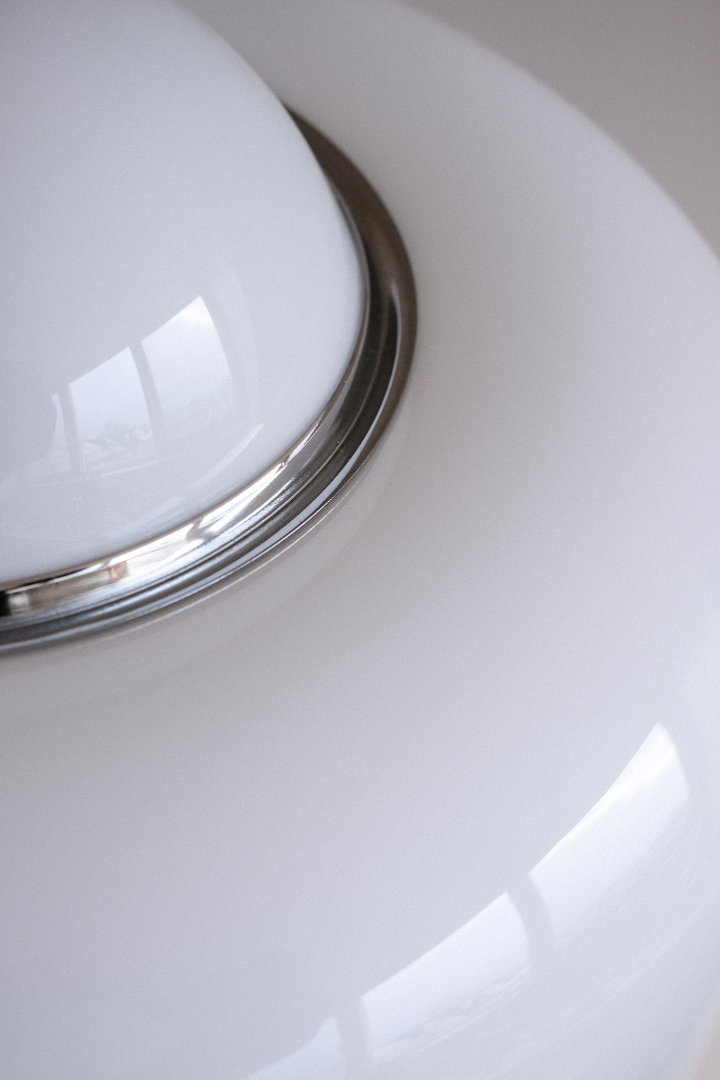 Brumbry Table Lamp by Luigi Massoni for Harvey Guzzini — close-up of glossy white shade with metallic trim