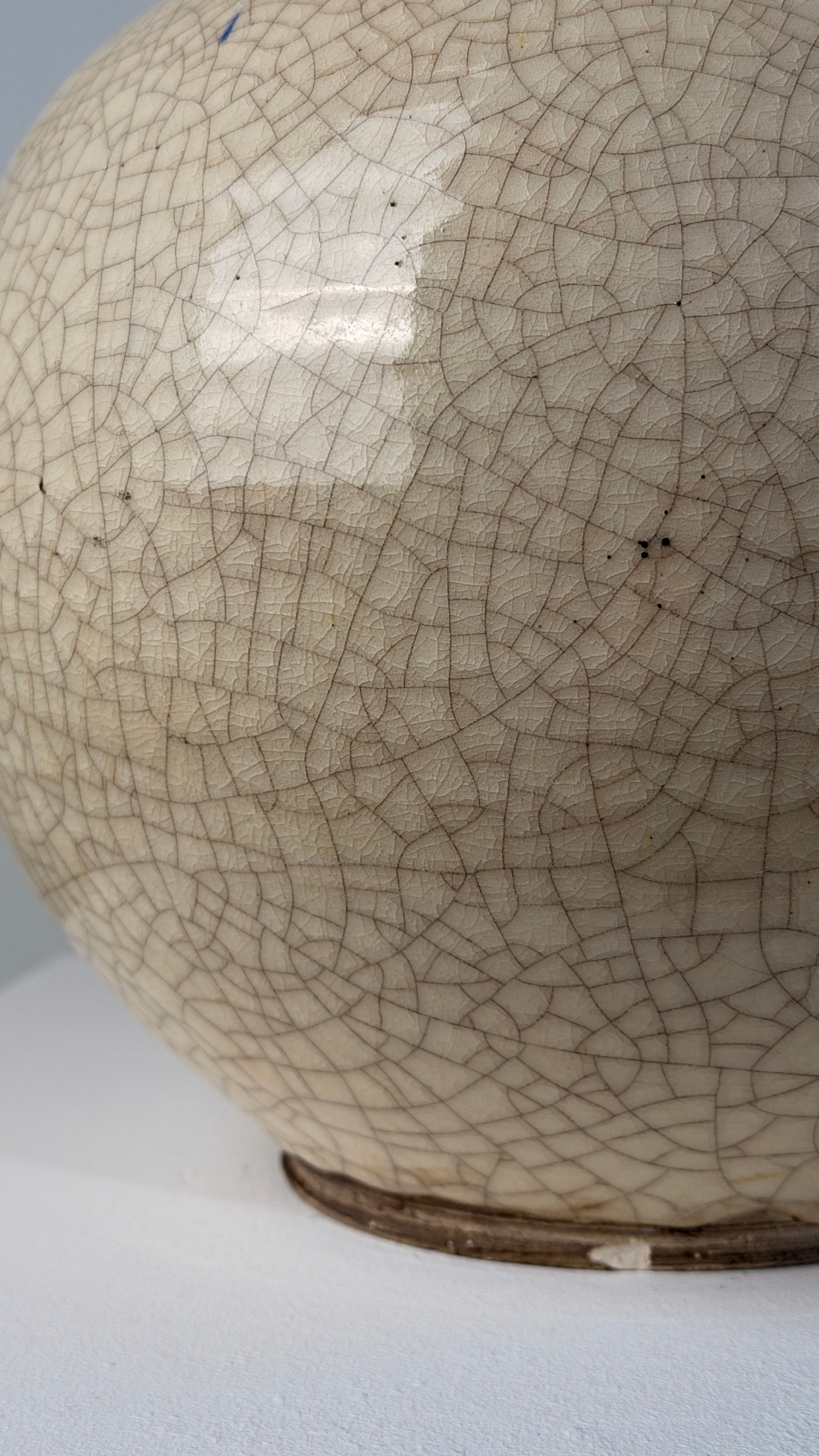 Important crackled white ceramic vase, France, circa 1930, Art Deco period — back view highlighting textured surface details