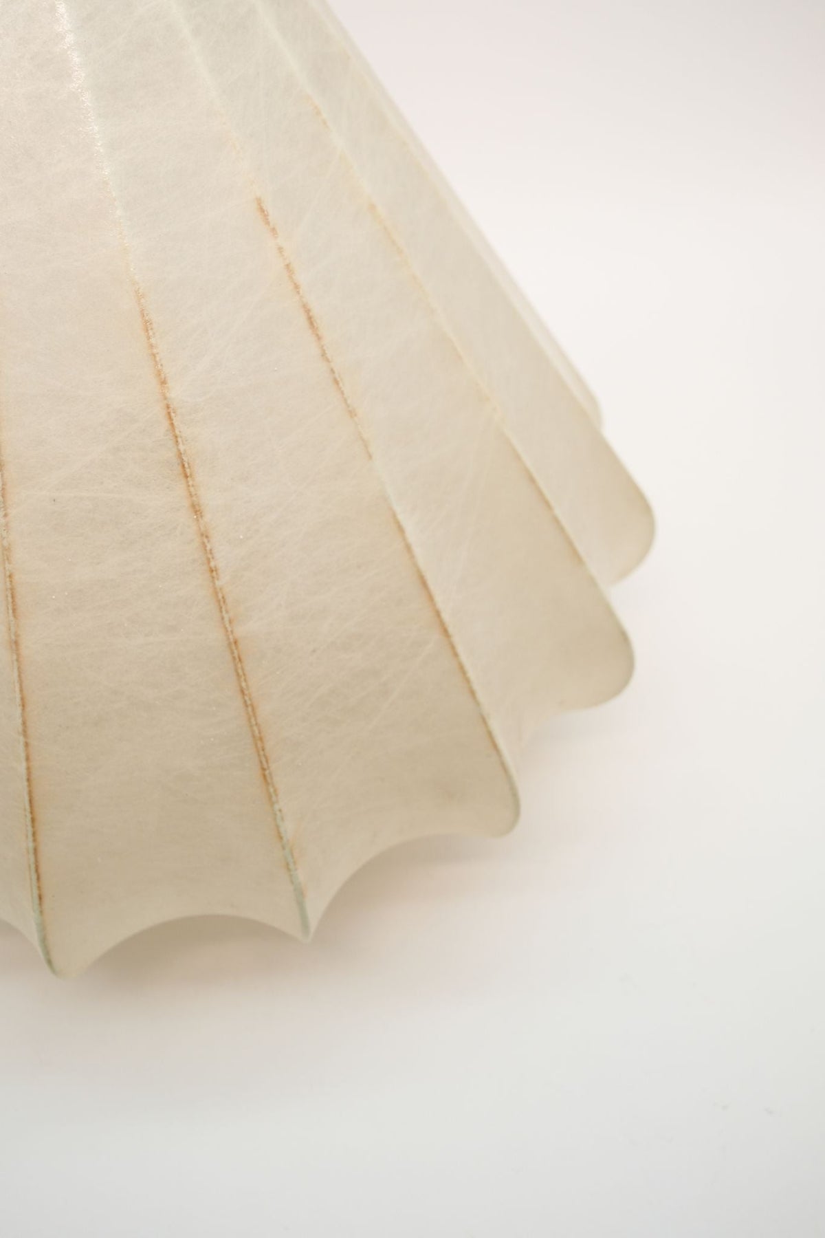 Cocoon Pendant Lamp, Goldkant — lifestyle setting