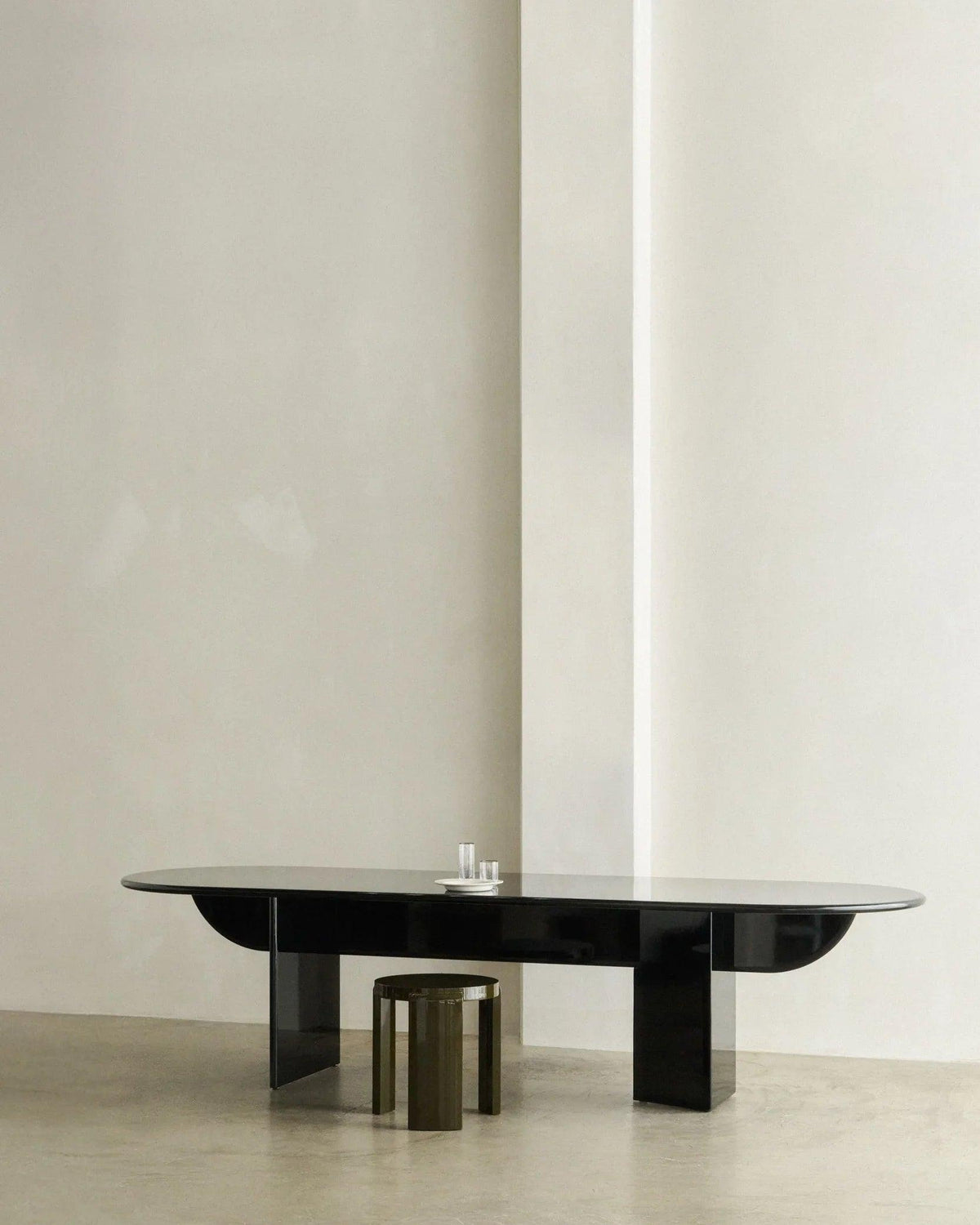 PILLABOUT TABLE 03 — side angle