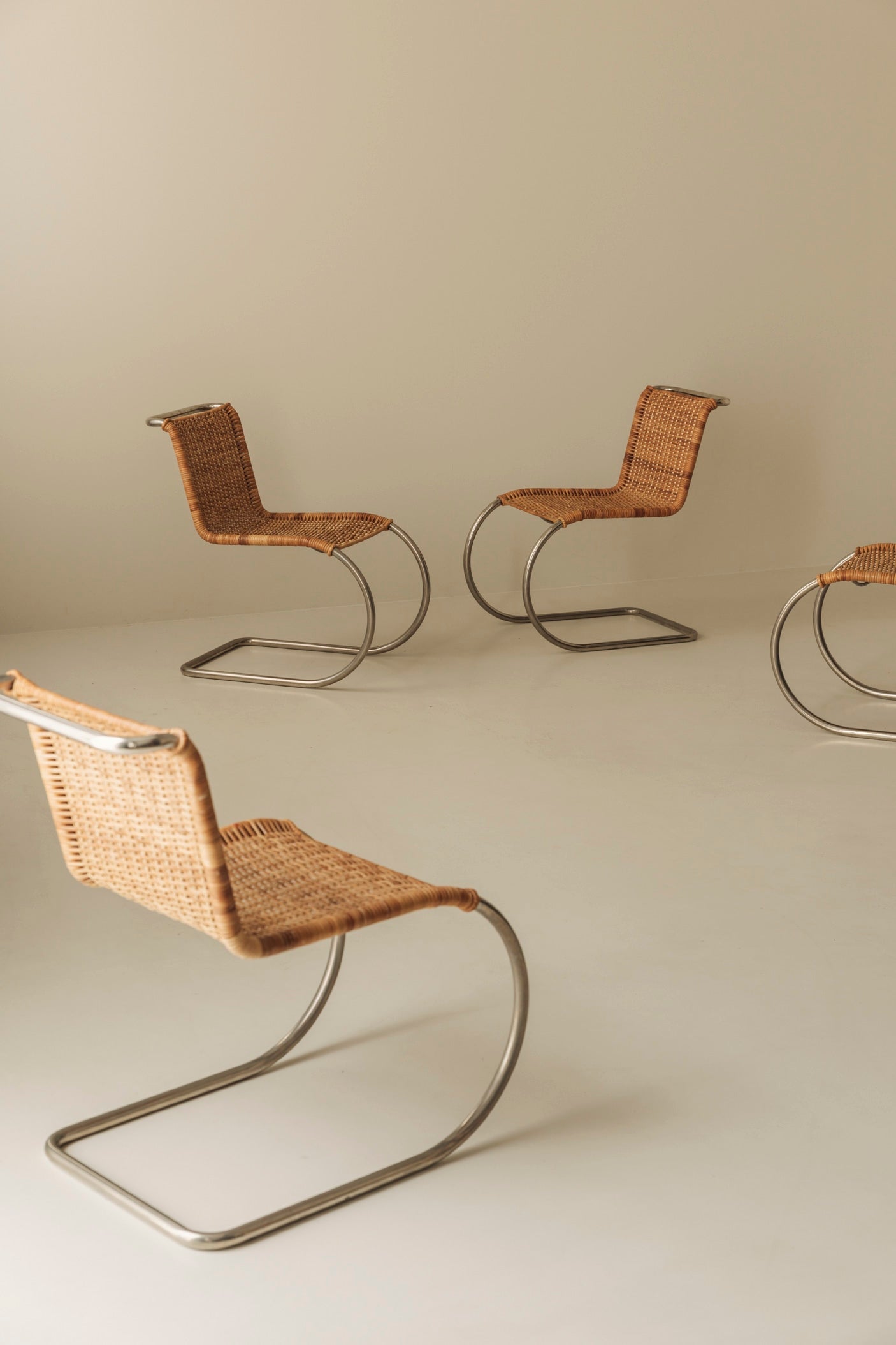 Ludwig Mies van der Rohe – B42 Cantilever Dining Chairs (Set of 4) — detail view