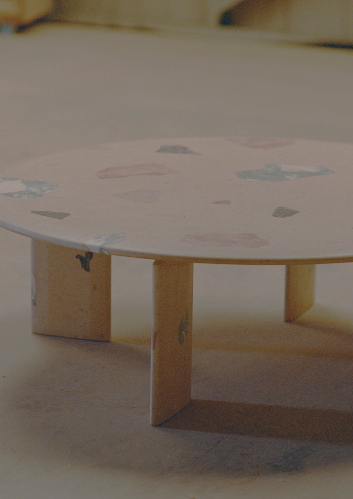 DISCUS TABLE — close-up