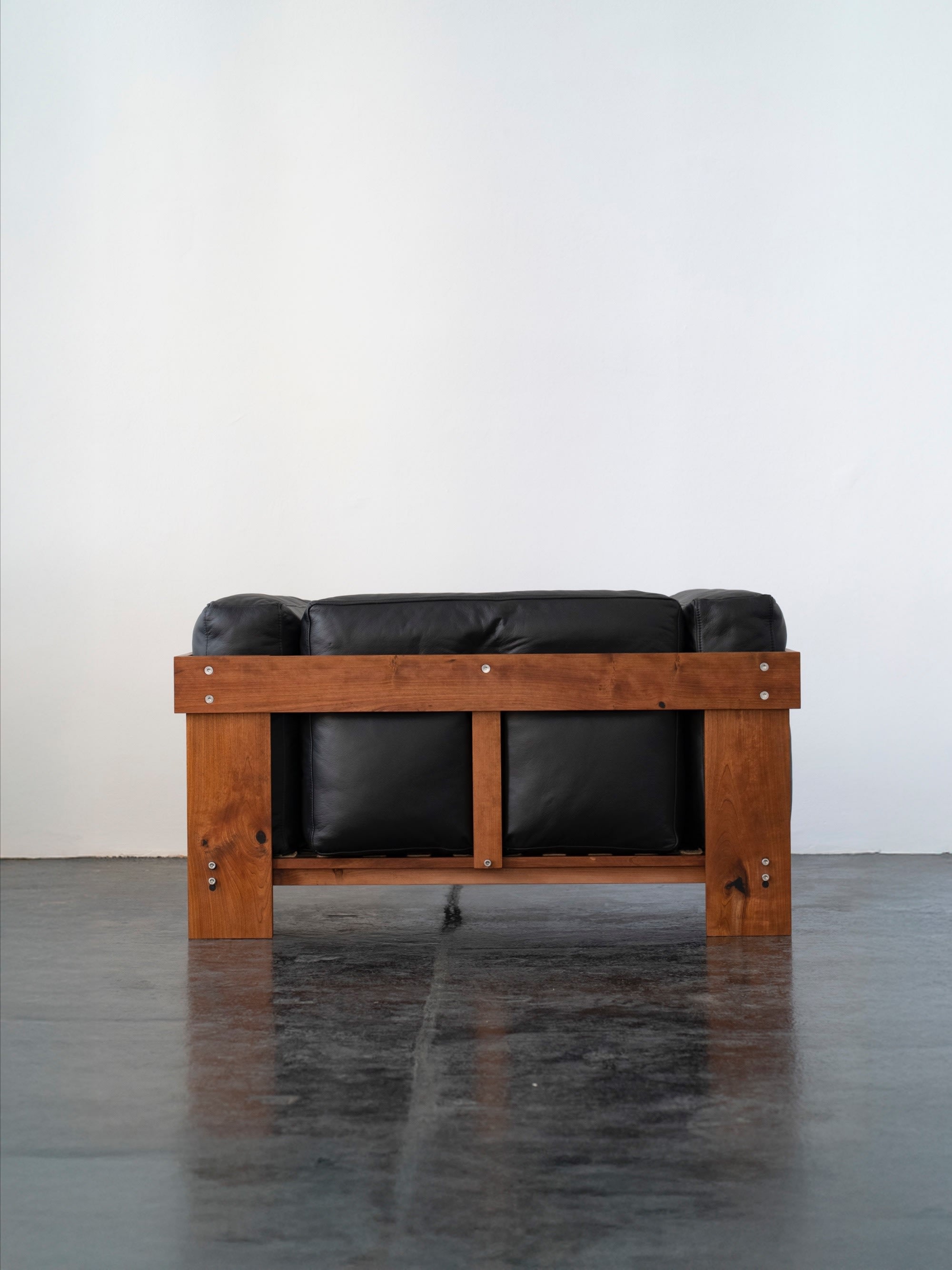 Overlap Lounge Chair | DN_S2503 — front view with black leather cushions