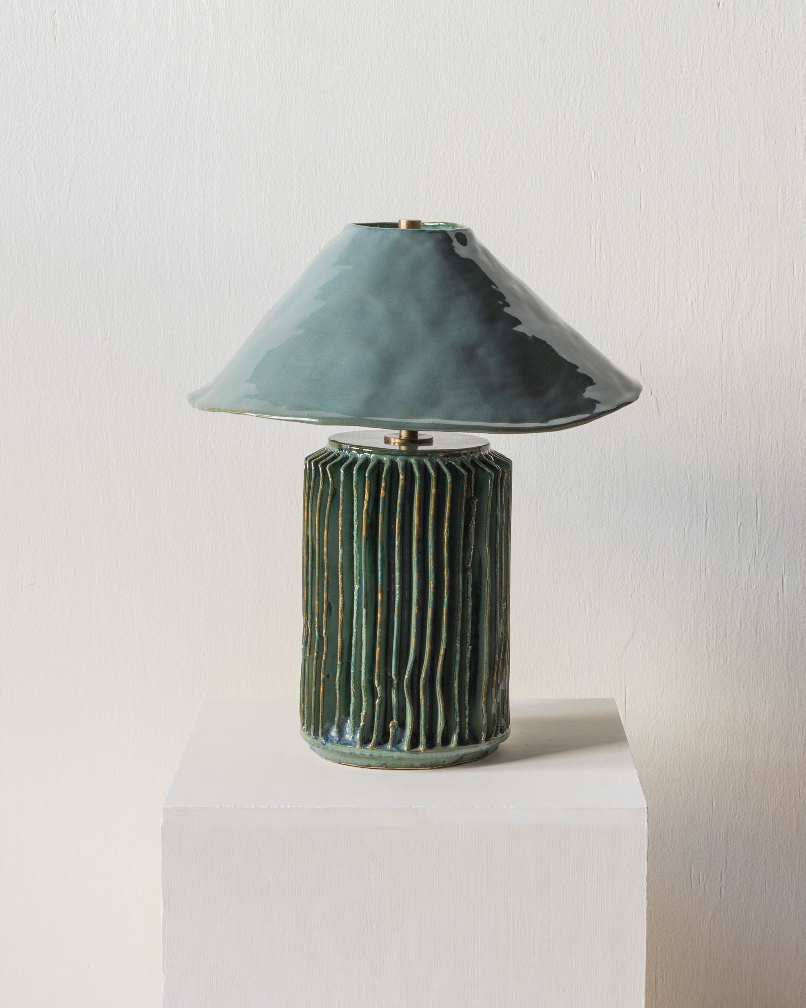 Silo' Table Lamp 1 — green ceramic lamp on white pedestal