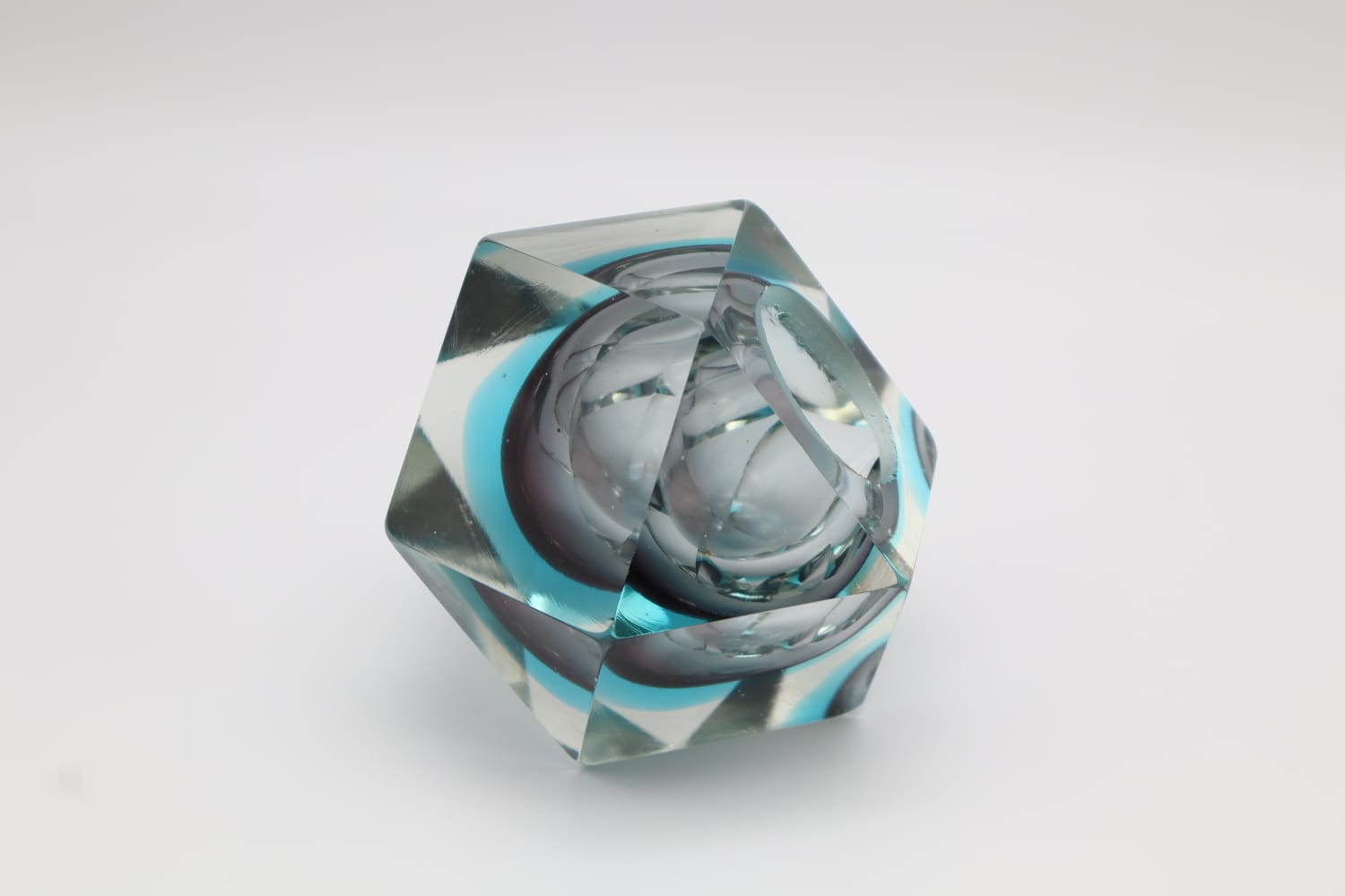 Mid-Century Modern Faceted Murano Sommerso Glass Ashtray by Flavio Poli for Seguso, 1960s — lifestyle setting