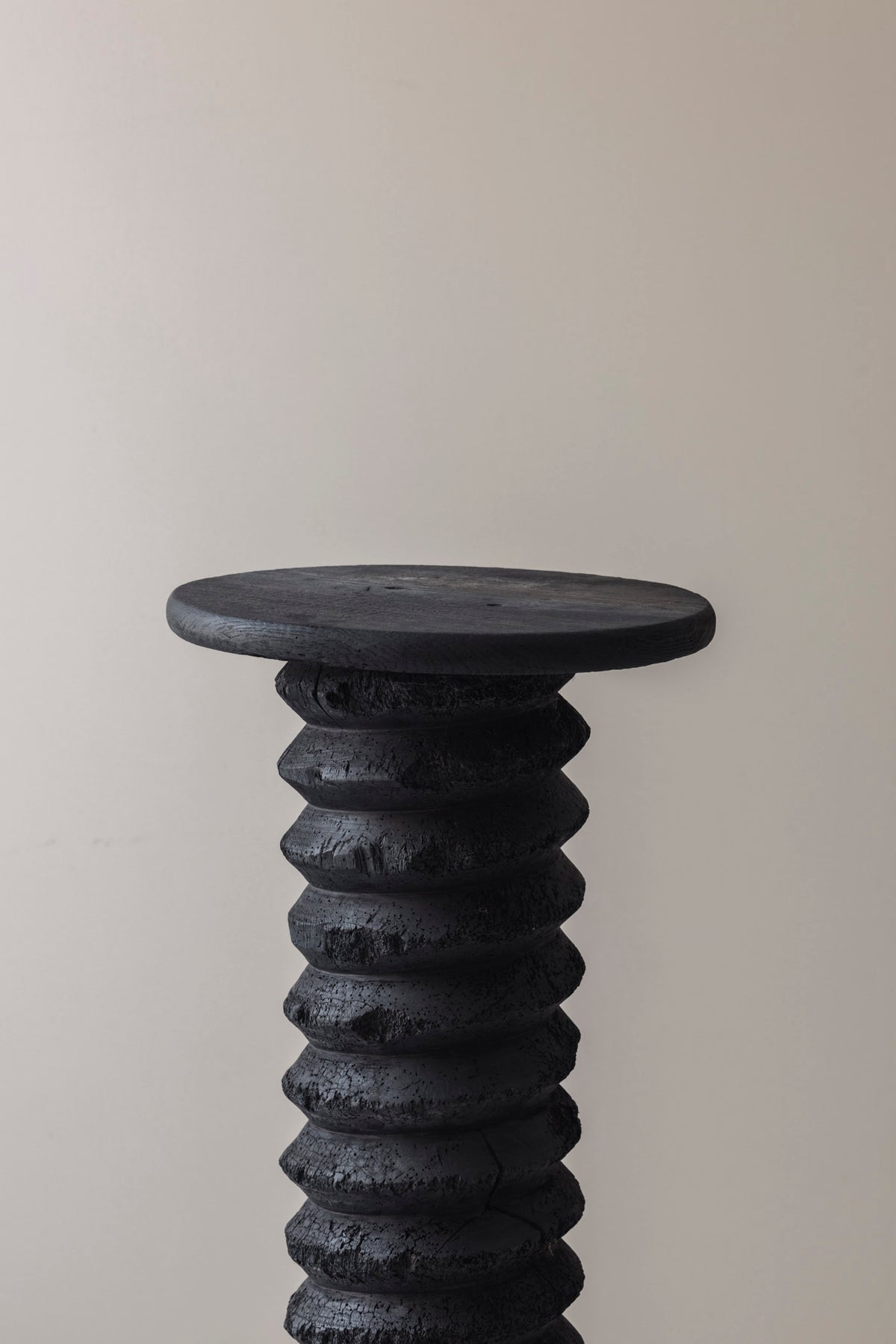 Antique French wine press screw pedestal in burned oak, 19th century. — close-up