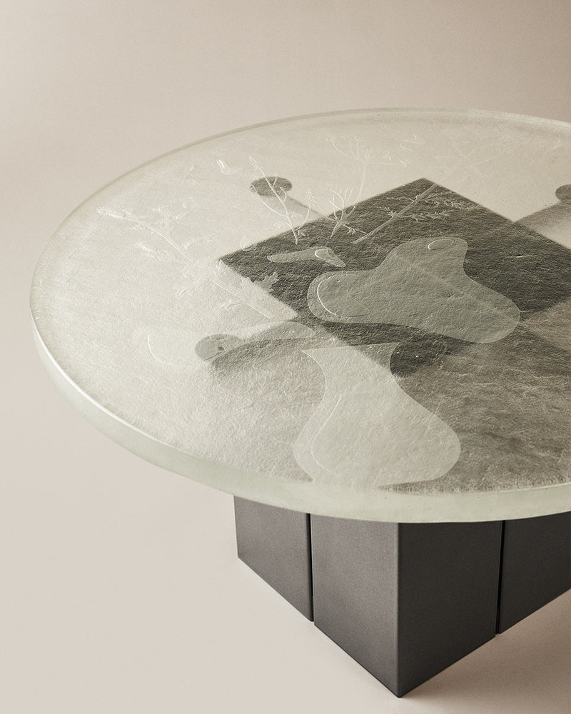 Table basse "SPILLED", en verre gravé.  by Tom Ducarouge | The Oblist