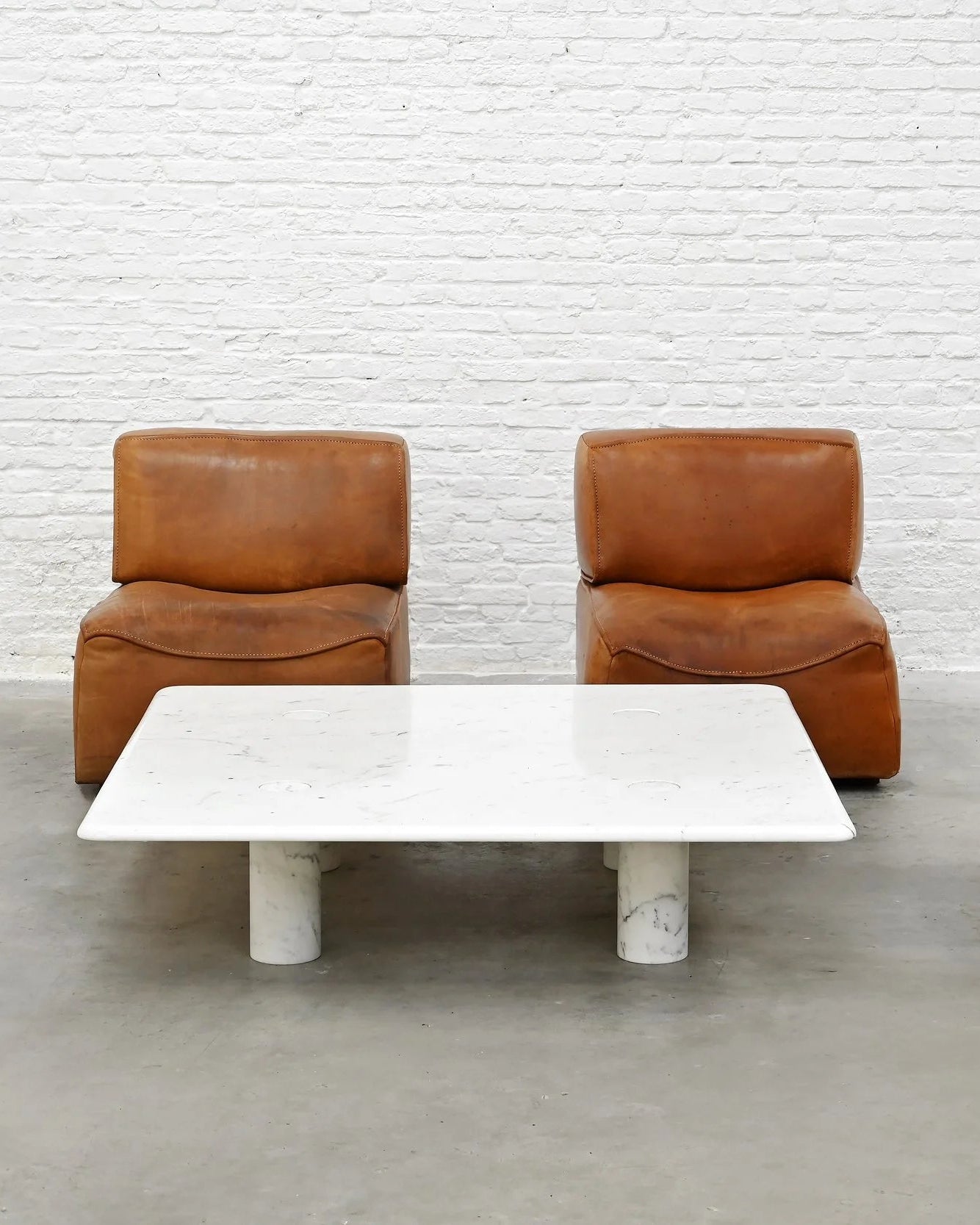 Angelo Mangiarotti Carrara Marble Coffee Table, Italy 1970's — side angle with leather chairs in setting