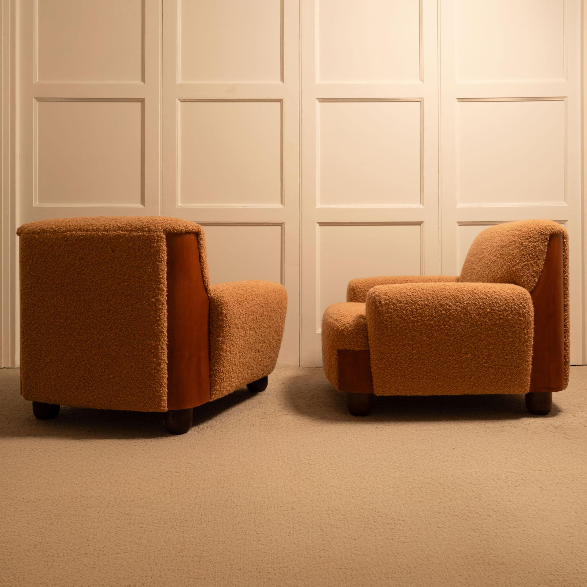 Italian armchairs wood & bouclé - 1970s — close-up