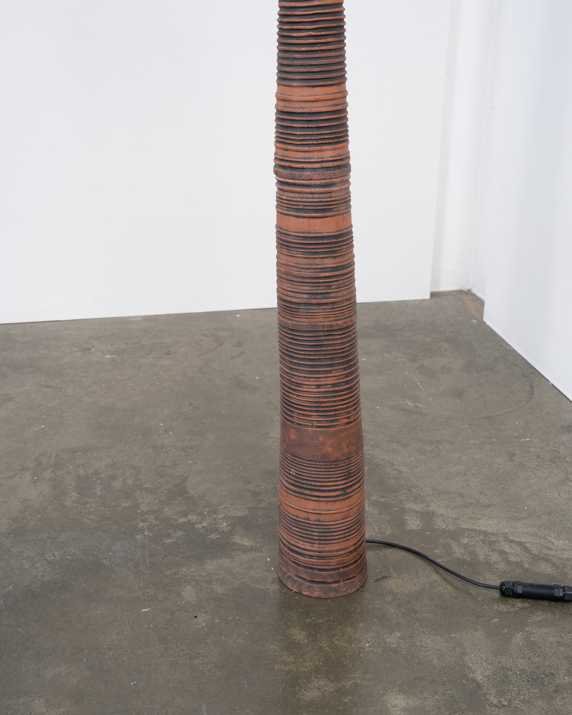 Lampe de sol en terre cuite sculpturale vintage