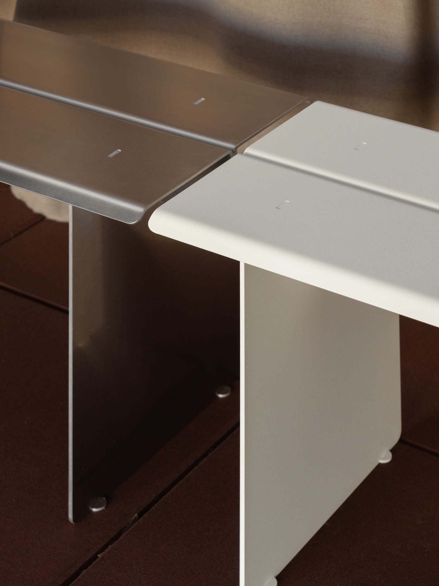 "Pleg Bench" Aluminium — lifestyle setting