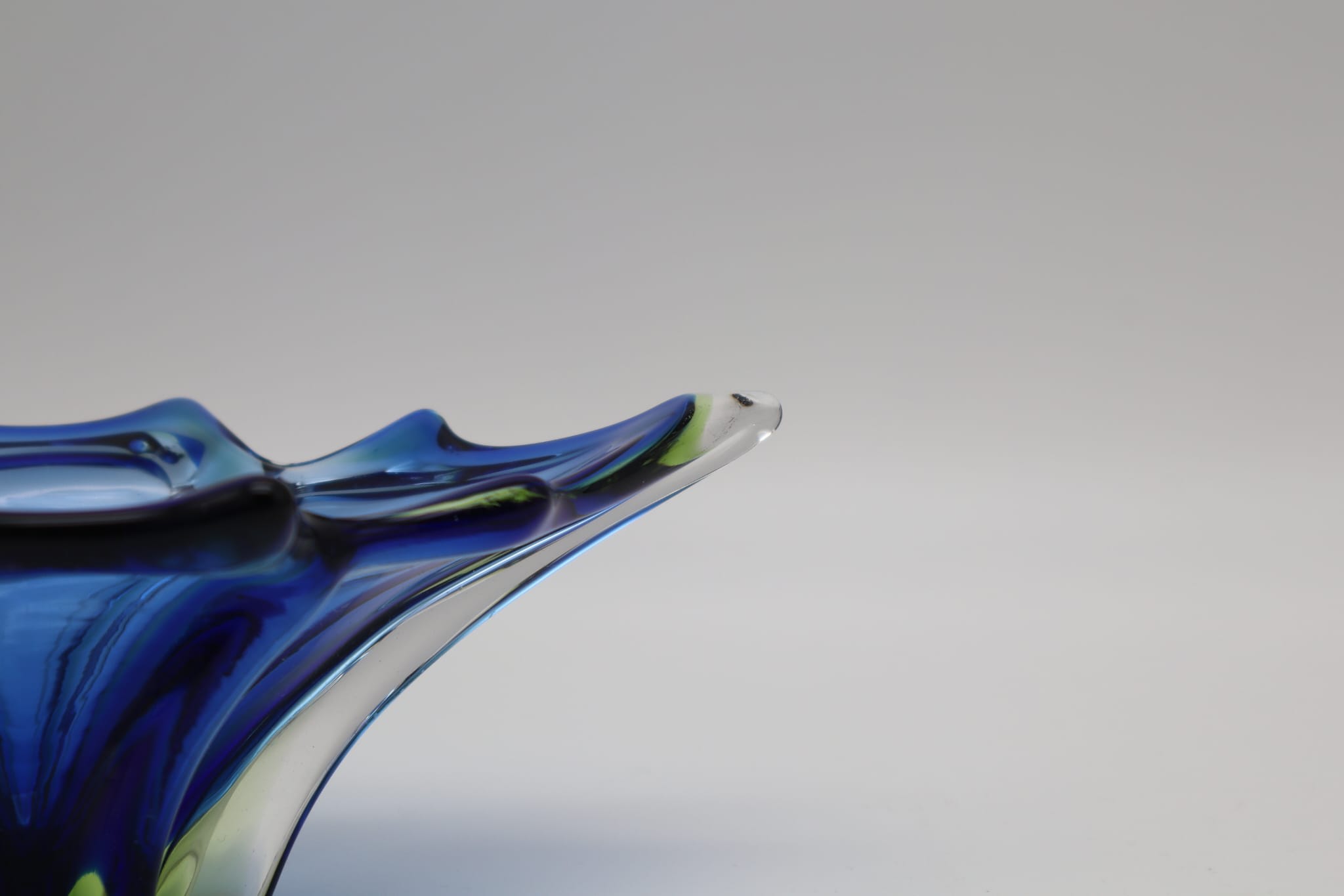 Large Vintage Murano Sommerso Glass Bowl – Mid-Century Stellar Centerpiece - 1970s — lifestyle setting