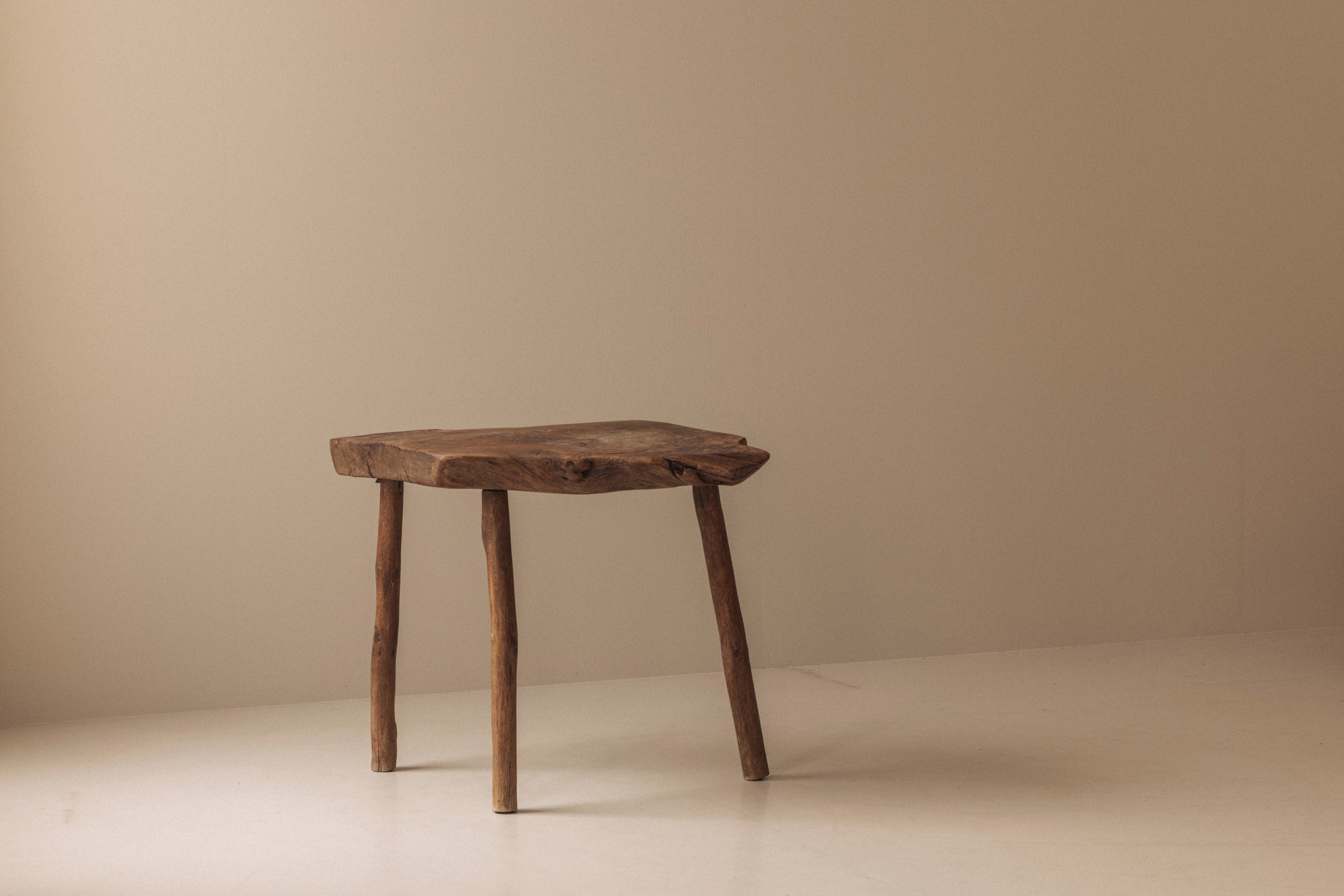 Sculptural French tripod side table in solid elm dating from the 1950s. — detail view
