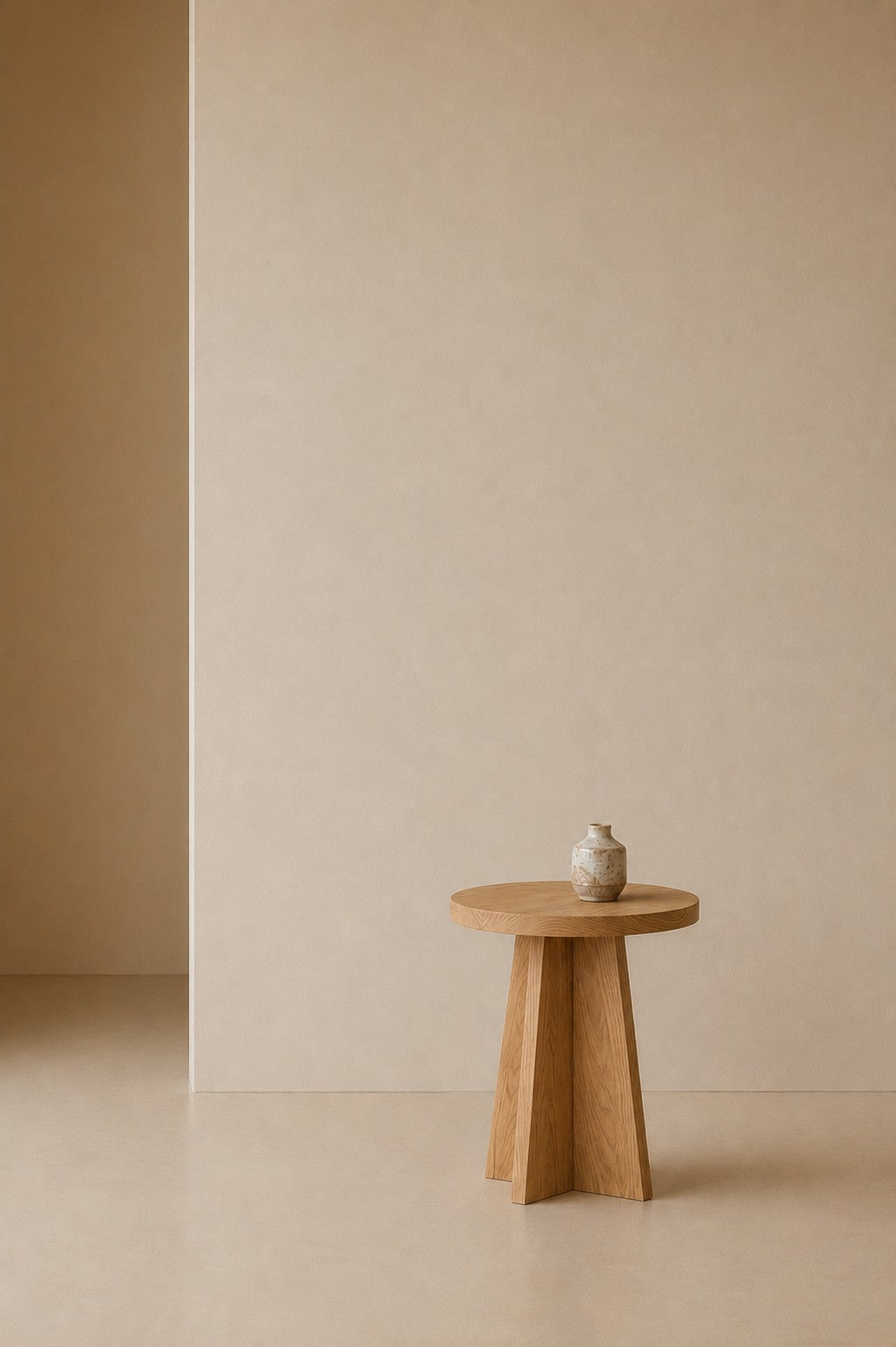 Round Side Table in Oak and Ash - Collection — close-up