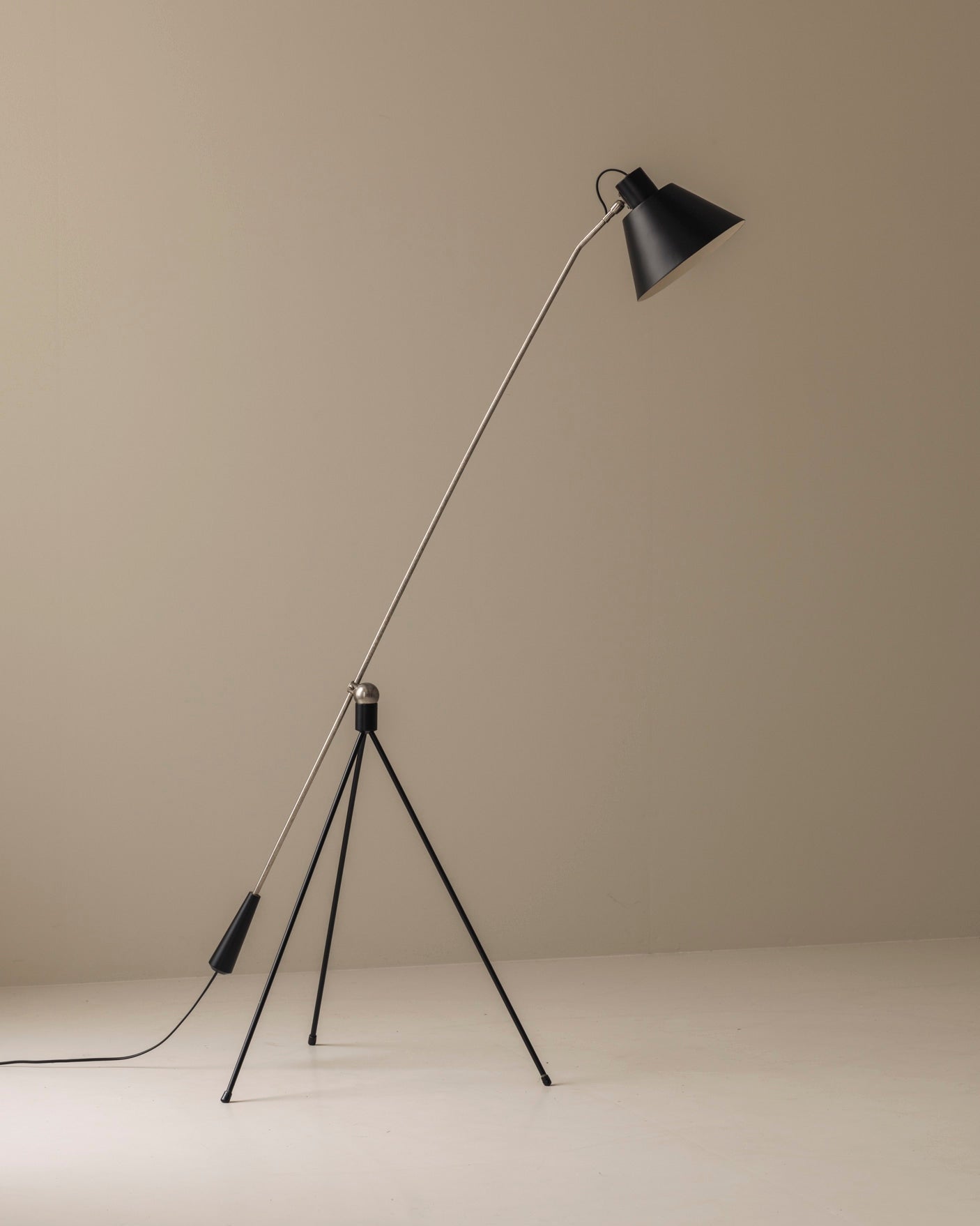 Early 'Magneto' Floor Lamp by H. Fillekes for Artifort | The Oblist — black metal, vintage design