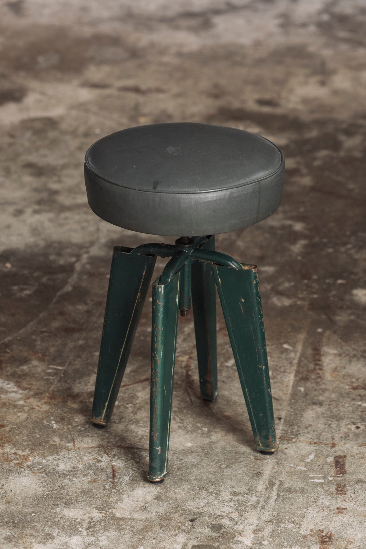 Highly collectible Clémenceau stool by Domin & Genevrière, Maison Dominique 1957 — view 10