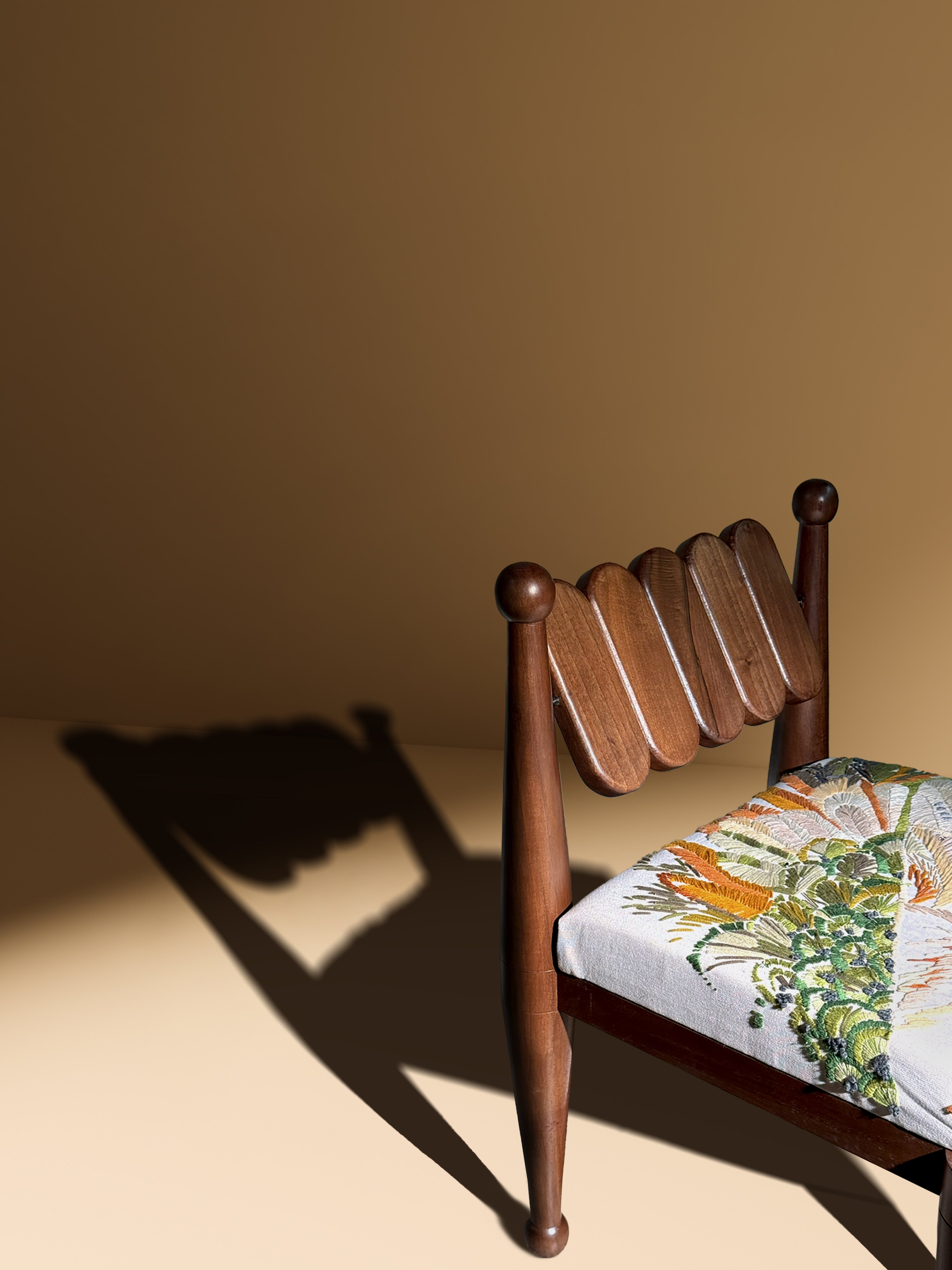 SIMORGH II – Noyer massif avec rembourrage brodé à la main – Sculptural