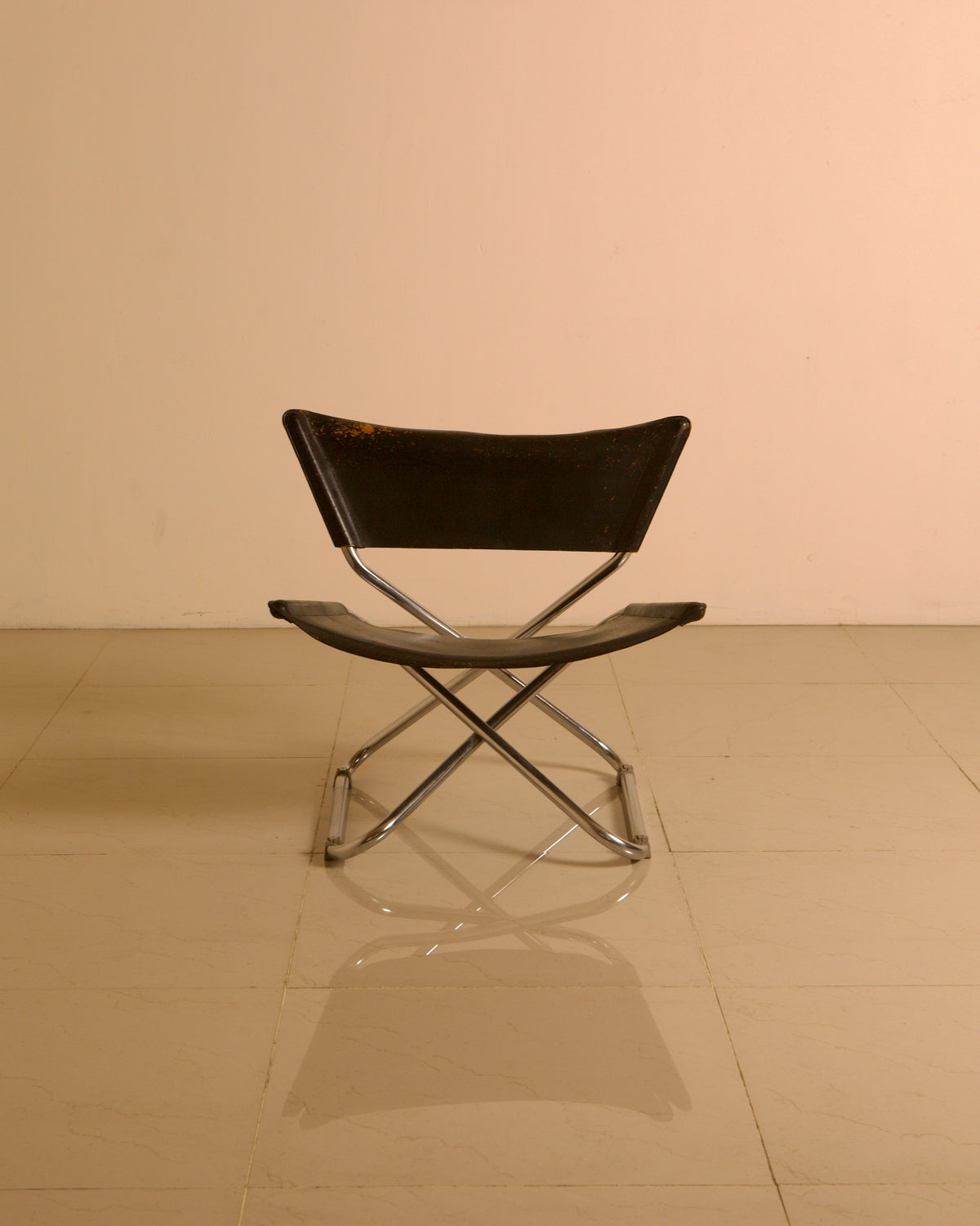 Chaise d'appoint "Z" Scandinave en cuir noir patiné par Erik Magnussen pour Torben Ørskov — detail view