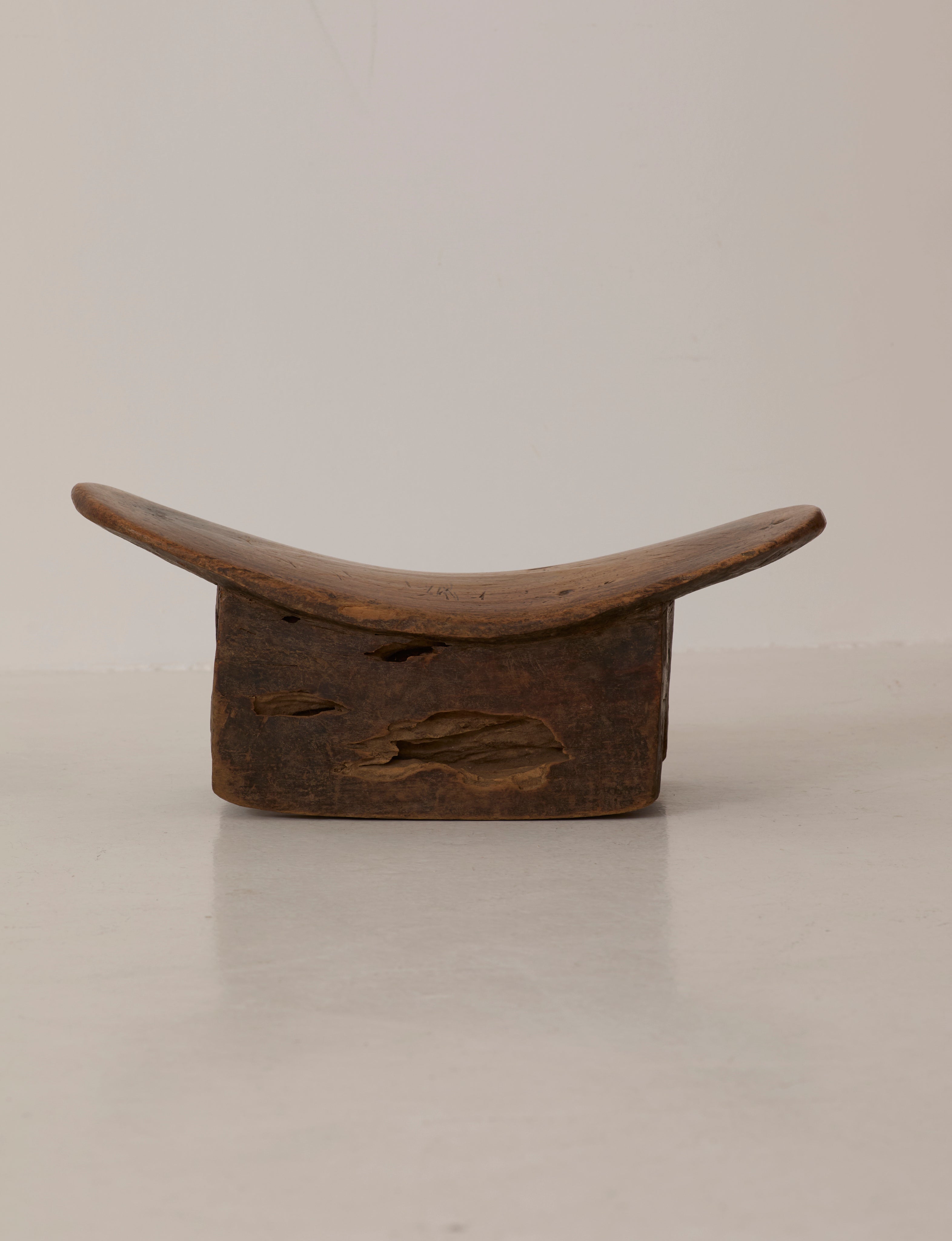 Tabouret Senufo Africain du Milieu du Siècle en Bois Massif