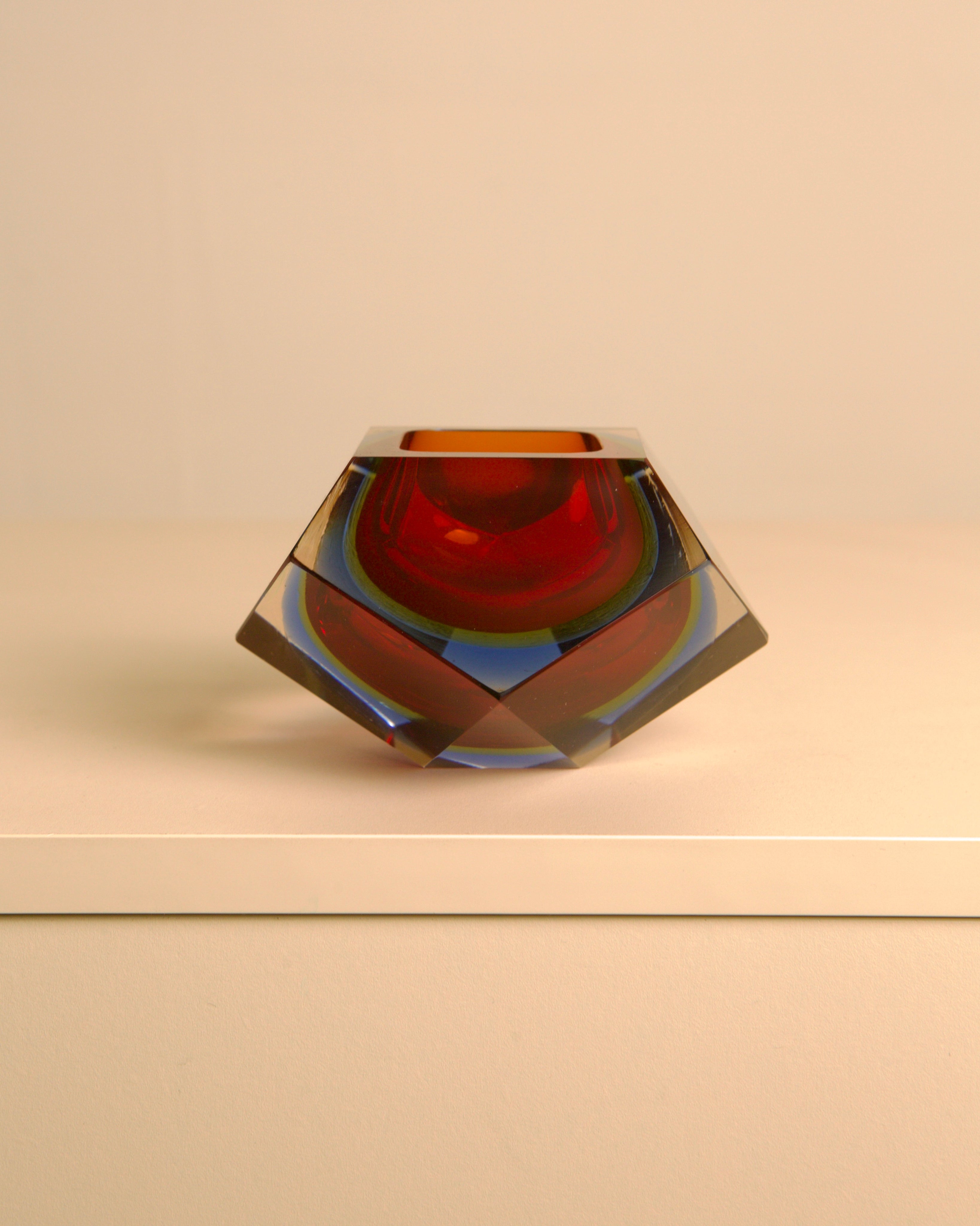 "Diamant" ashtray/vide-poches in red Murano glass by Flavio Poli for Seguso, 80s — detail view