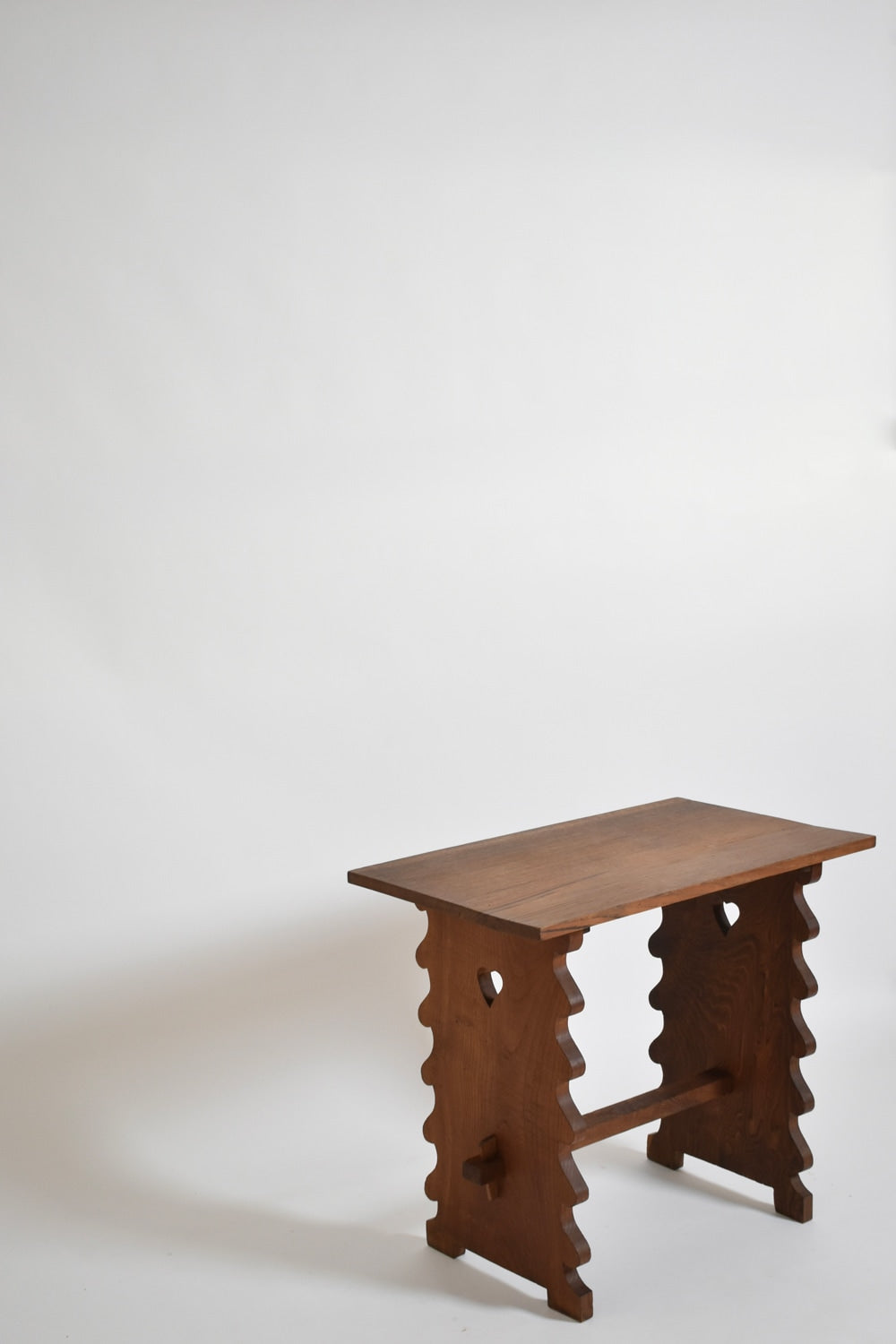 Oak alentejana side table, 1960s. — detail view